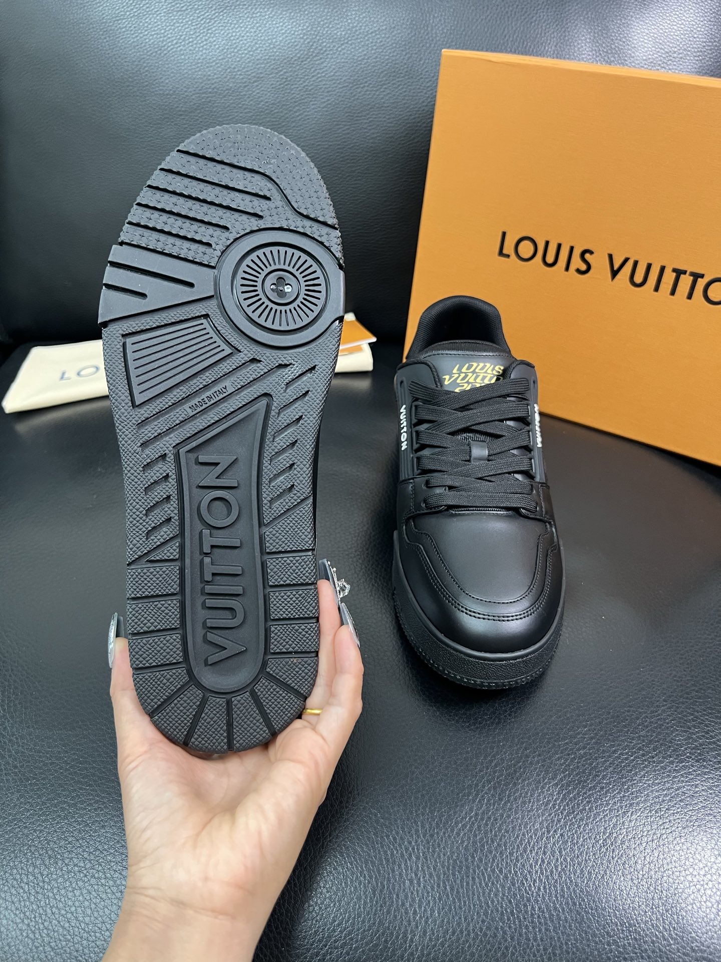LV 精品仿製男士運動鞋純黑百搭時尚潮流款｜歐美奢侈品精品推薦
