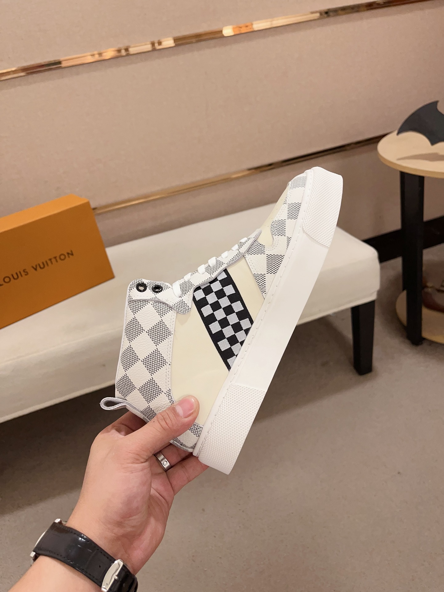 LV 高仿男士高筒運動鞋棋盤格經典白灰潮流款｜歐美奢侈品精品推薦