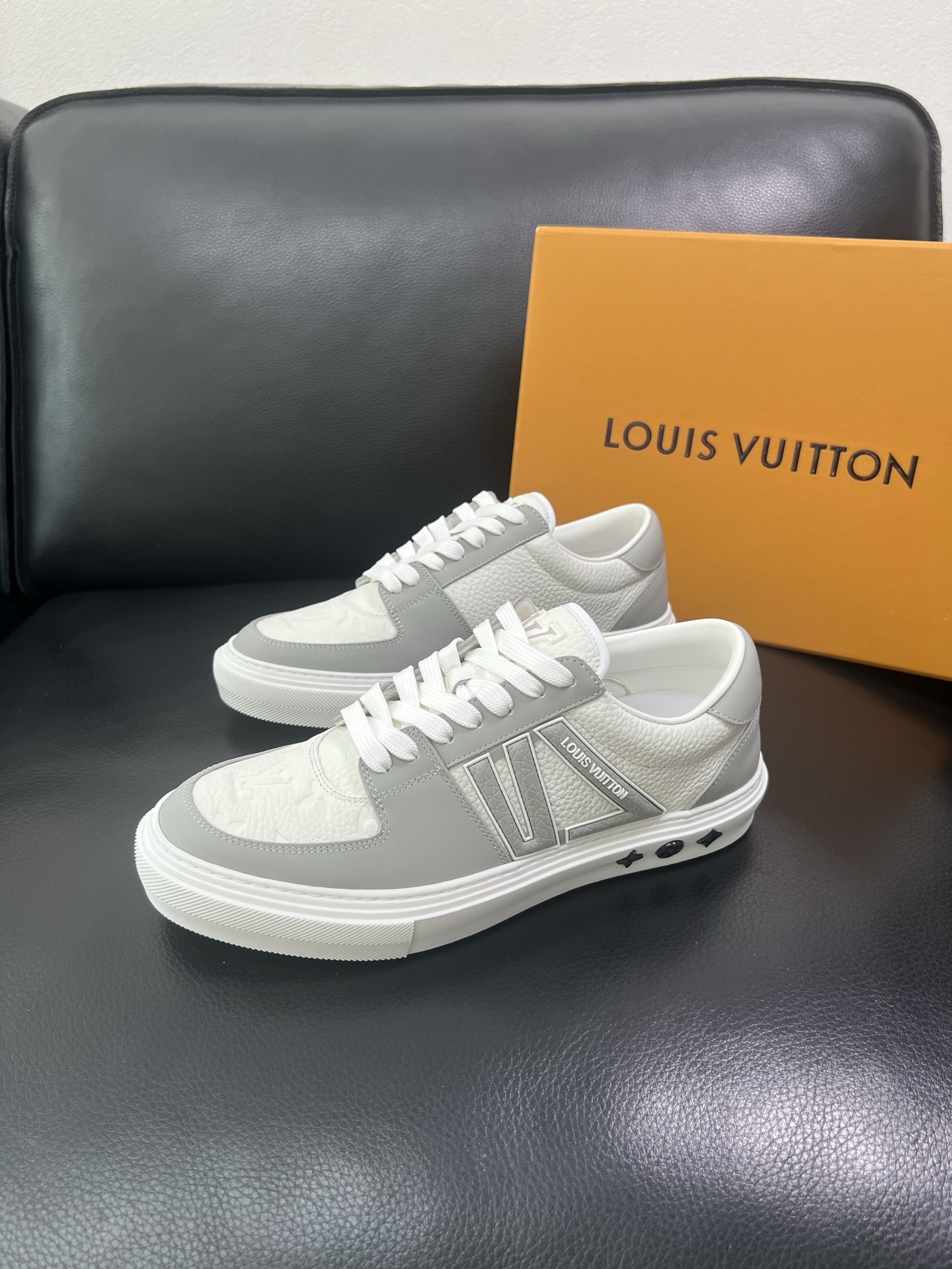 LV 精品仿製休閒鞋 灰白拼接 男士低筒運動板鞋｜歐美奢侈品精品推薦