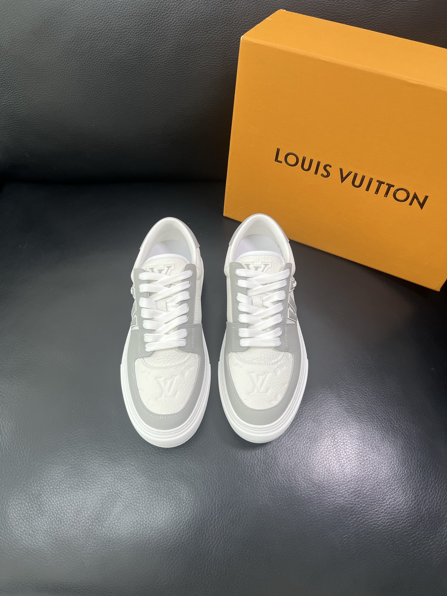 LV 精品仿製休閒鞋 灰白拼接 男士低筒運動板鞋｜歐美奢侈品精品推薦