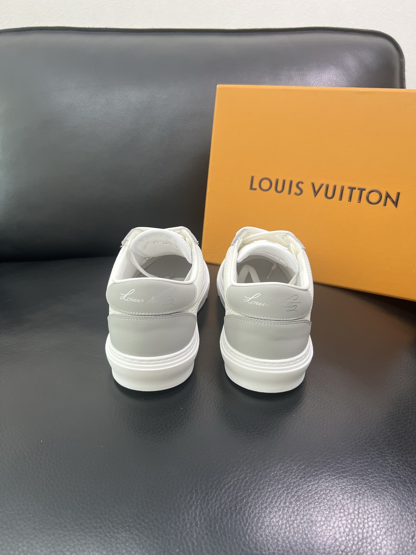 LV 精品仿製休閒鞋 灰白拼接 男士低筒運動板鞋｜歐美奢侈品精品推薦