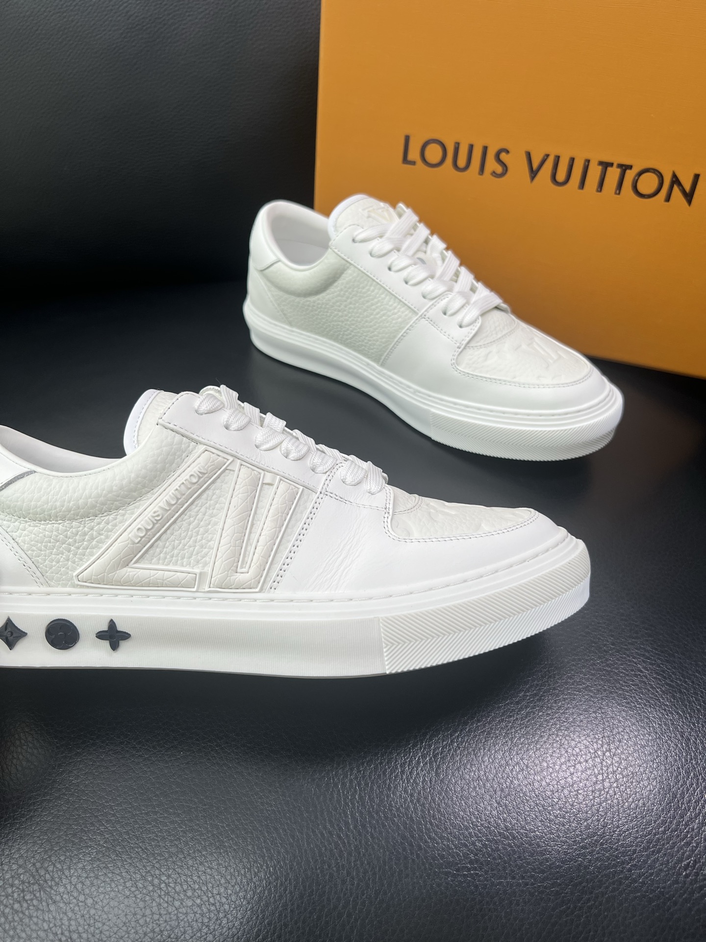 LV 高仿純白休閒鞋 男士低筒板鞋 百搭潮流款｜歐美奢侈品精品推薦
