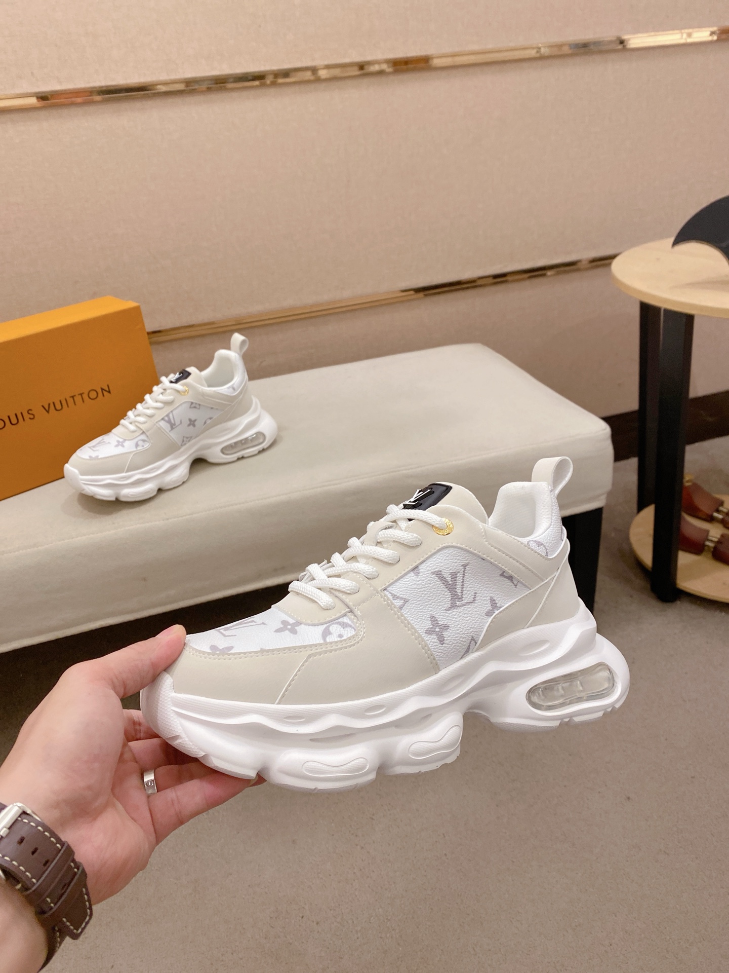 LV 高仿男士運動鞋白色氣墊設計時尚潮流款｜歐美奢侈品精品推薦