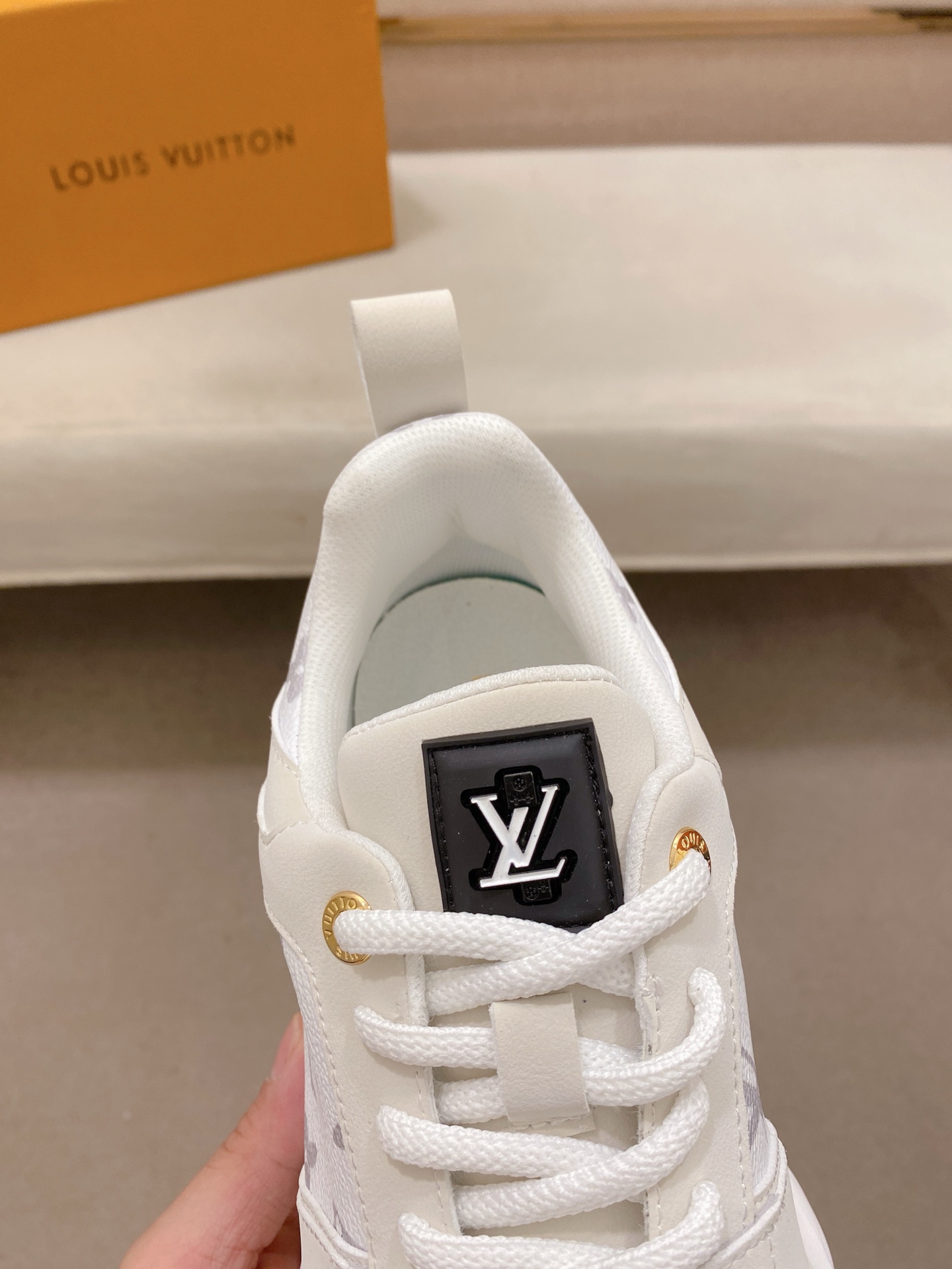 LV 高仿男士運動鞋白色氣墊設計時尚潮流款｜歐美奢侈品精品推薦