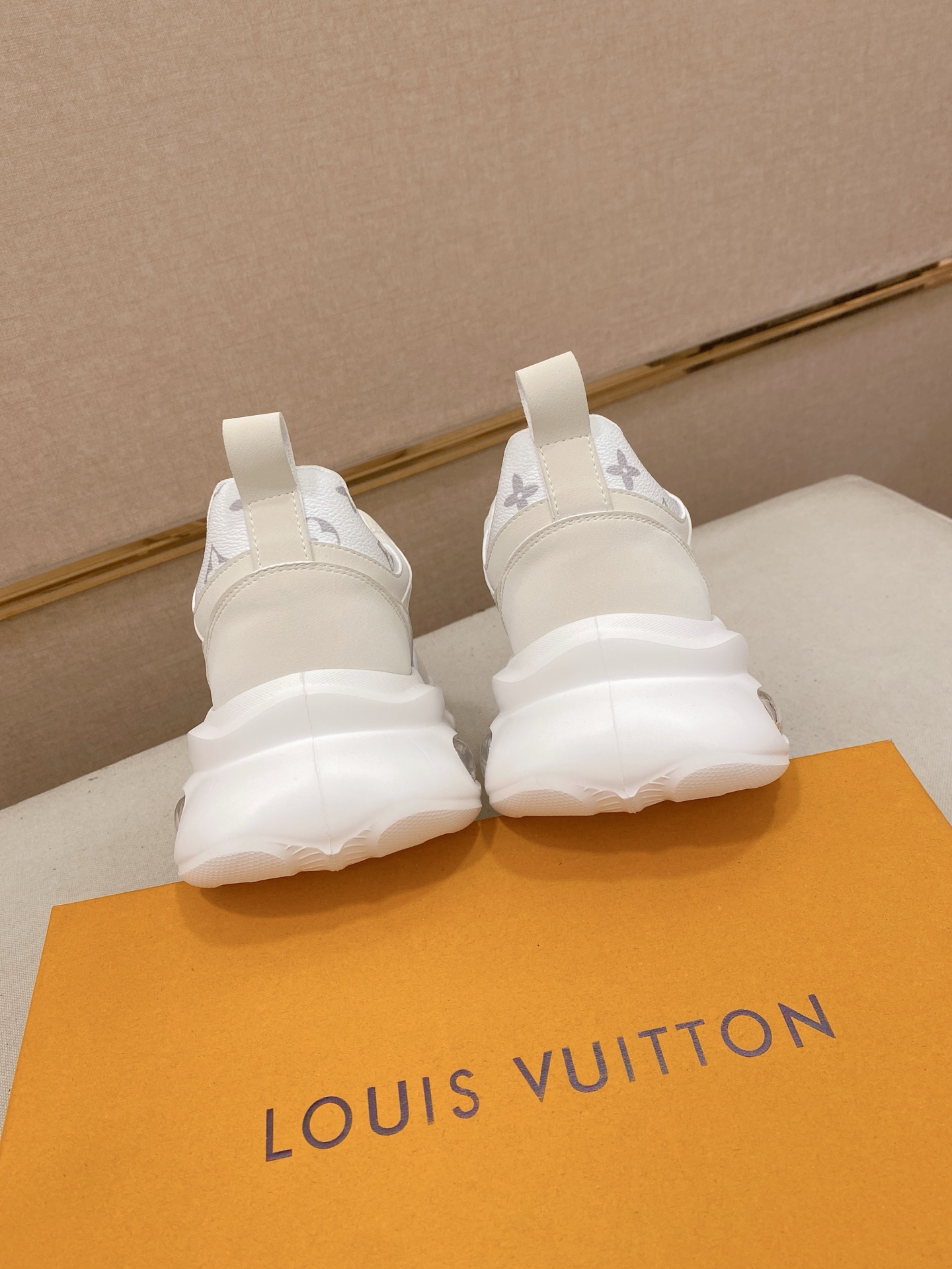 LV 高仿男士運動鞋白色氣墊設計時尚潮流款｜歐美奢侈品精品推薦