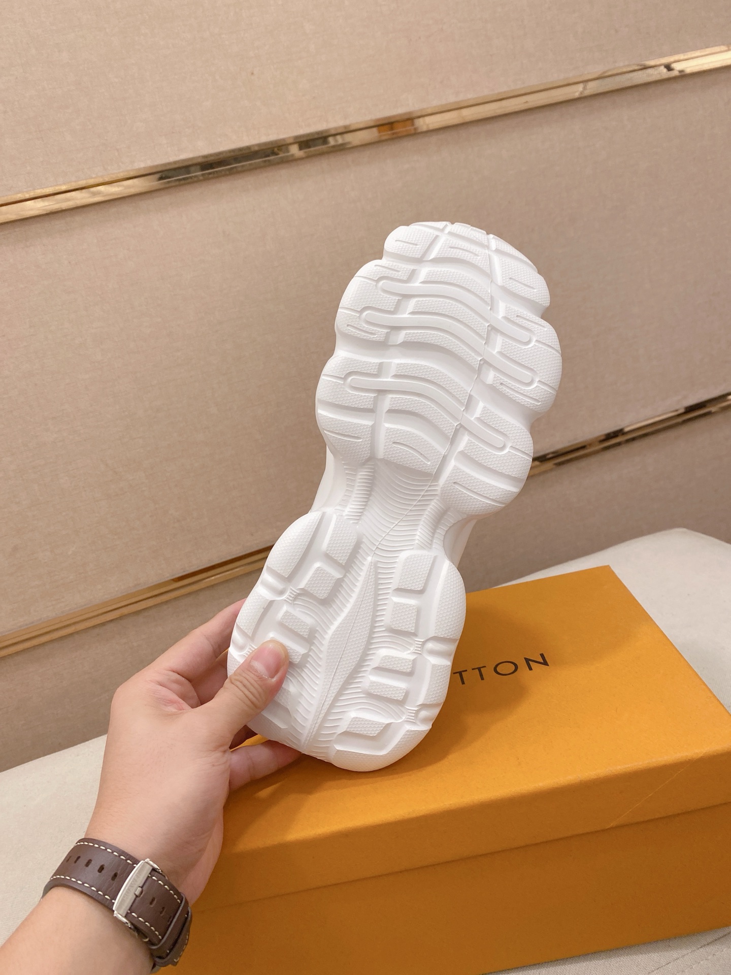 LV 高仿男士運動鞋白色氣墊設計時尚潮流款｜歐美奢侈品精品推薦