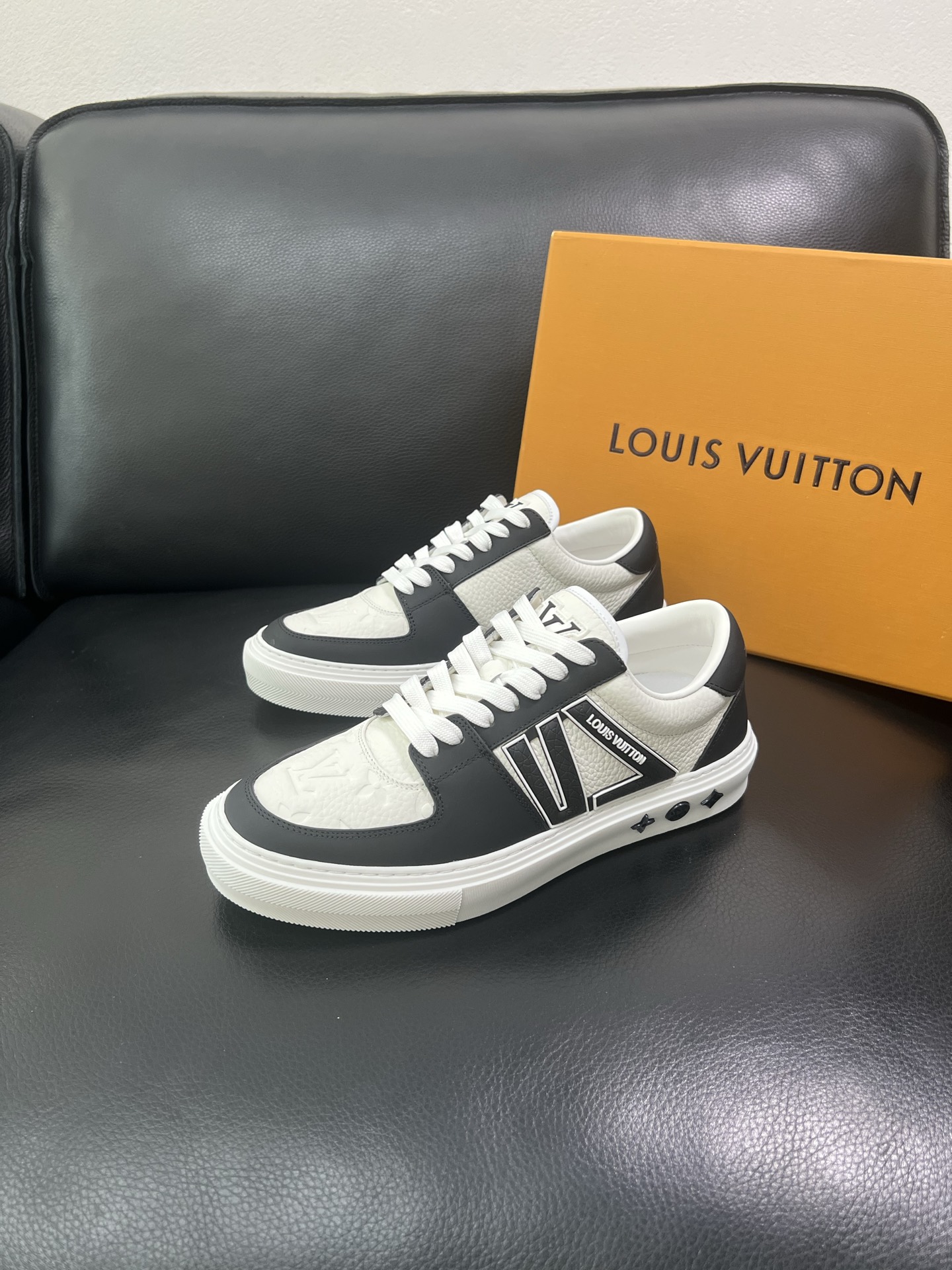 LV 高仿黑白拼色休閒鞋 男士板鞋 潮流百搭款｜歐美奢侈品精品推薦