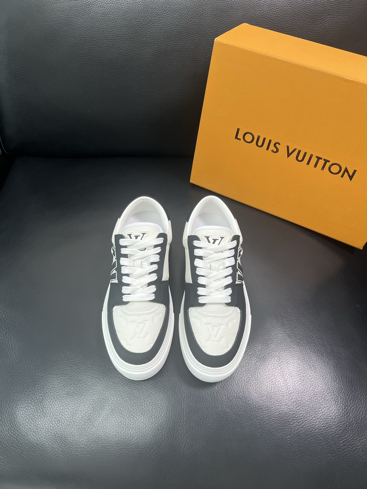 LV 高仿黑白拼色休閒鞋 男士板鞋 潮流百搭款｜歐美奢侈品精品推薦