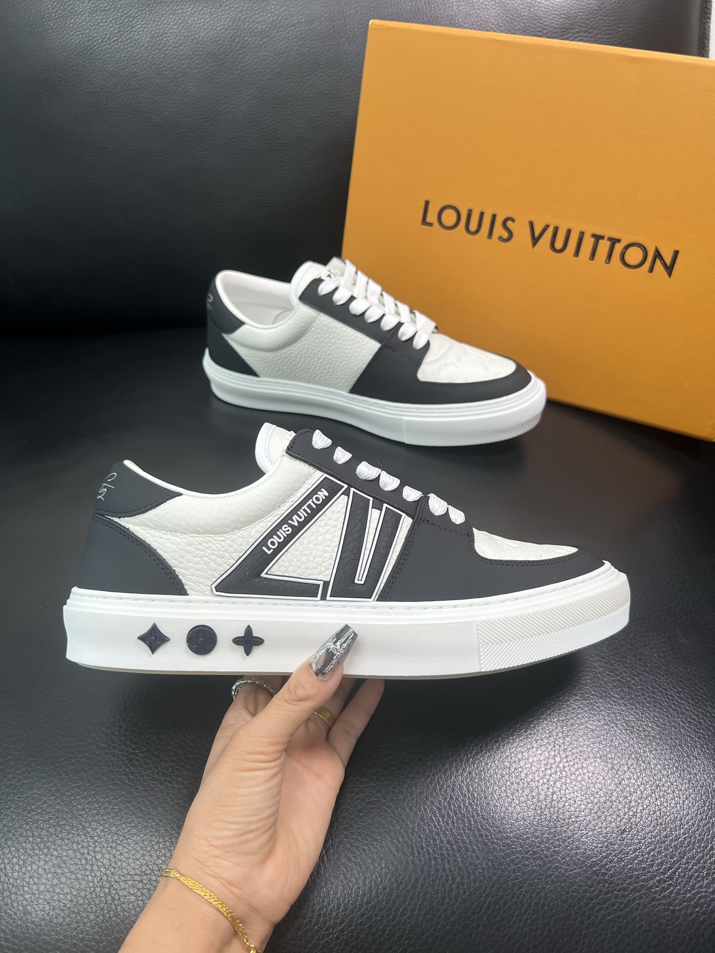 LV 高仿黑白拼色休閒鞋 男士板鞋 潮流百搭款｜歐美奢侈品精品推薦