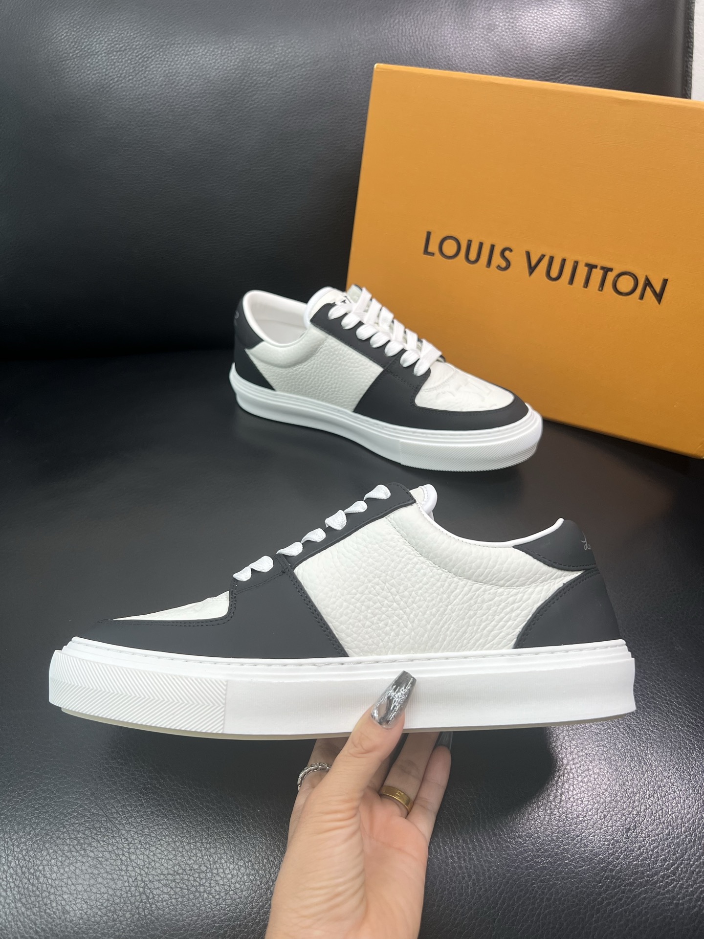 LV 高仿黑白拼色休閒鞋 男士板鞋 潮流百搭款｜歐美奢侈品精品推薦