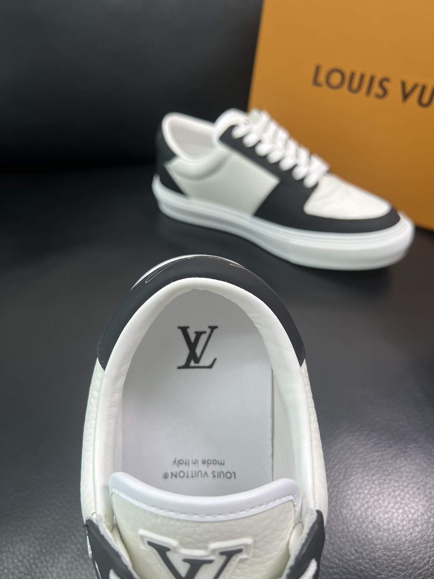 LV 高仿黑白拼色休閒鞋 男士板鞋 潮流百搭款｜歐美奢侈品精品推薦