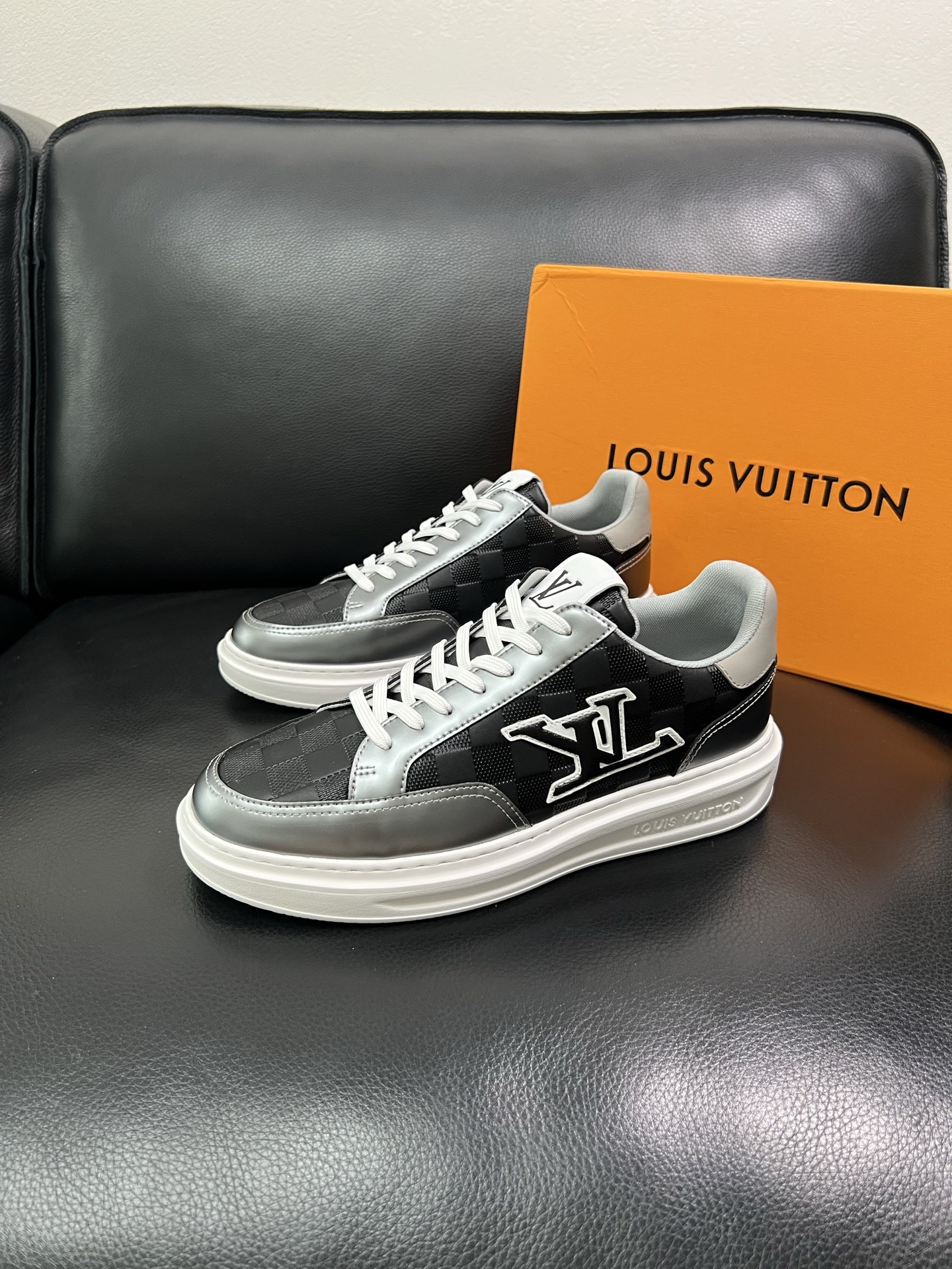 LV 高仿棋盤格黑灰男士運動鞋 潮流板鞋 百搭休閒款｜歐美奢侈品精品推薦
