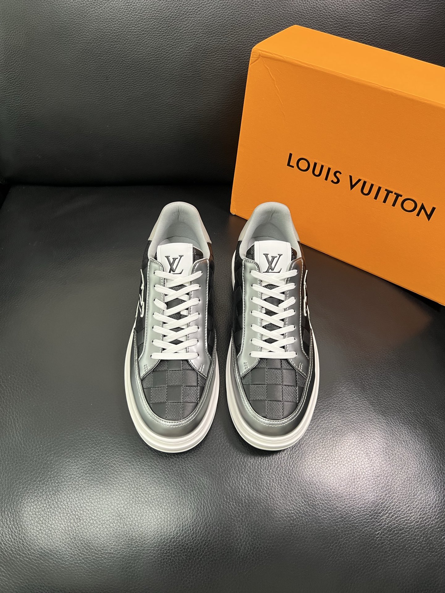 LV 高仿棋盤格黑灰男士運動鞋 潮流板鞋 百搭休閒款｜歐美奢侈品精品推薦