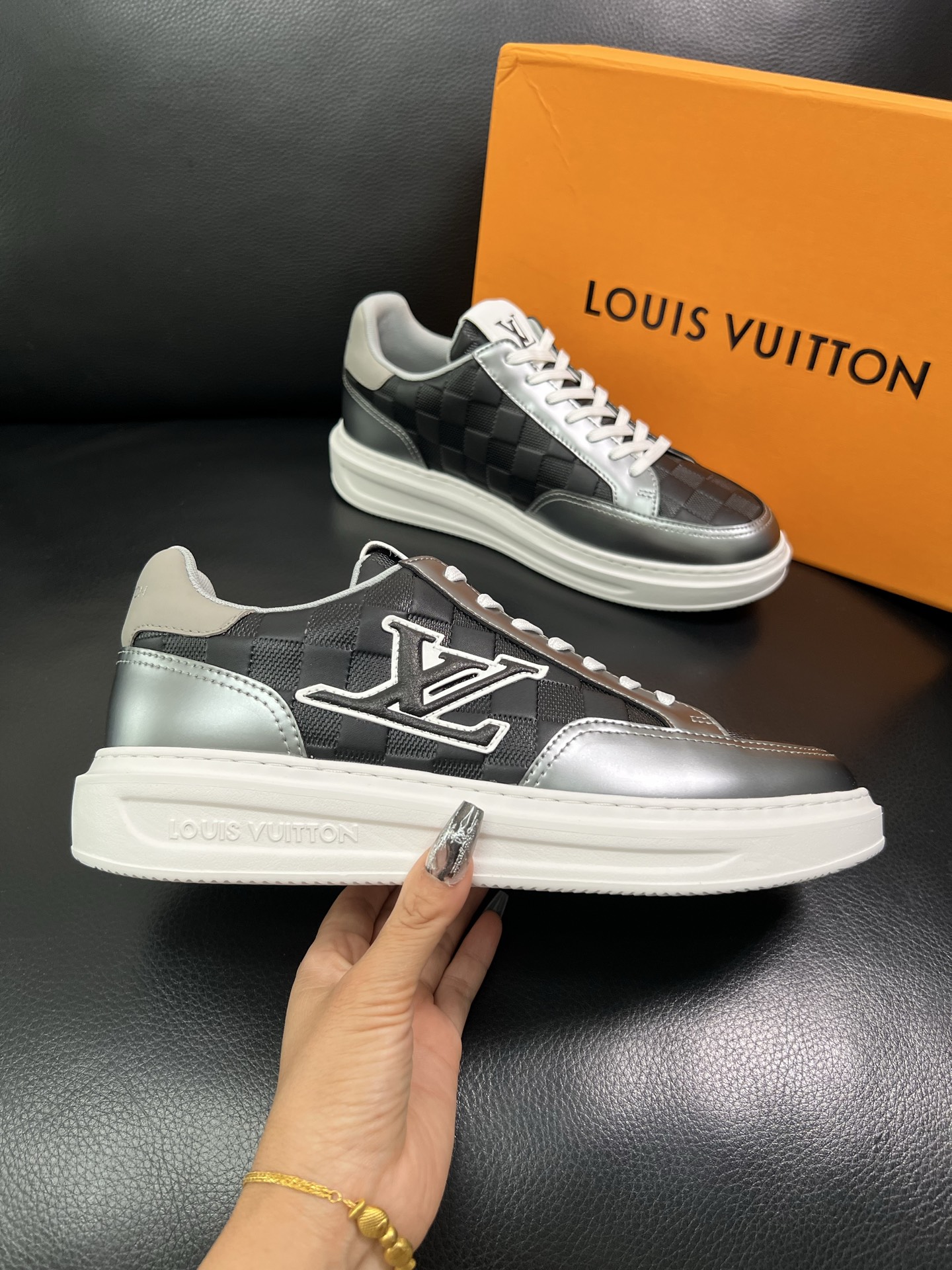 LV 高仿棋盤格黑灰男士運動鞋 潮流板鞋 百搭休閒款｜歐美奢侈品精品推薦