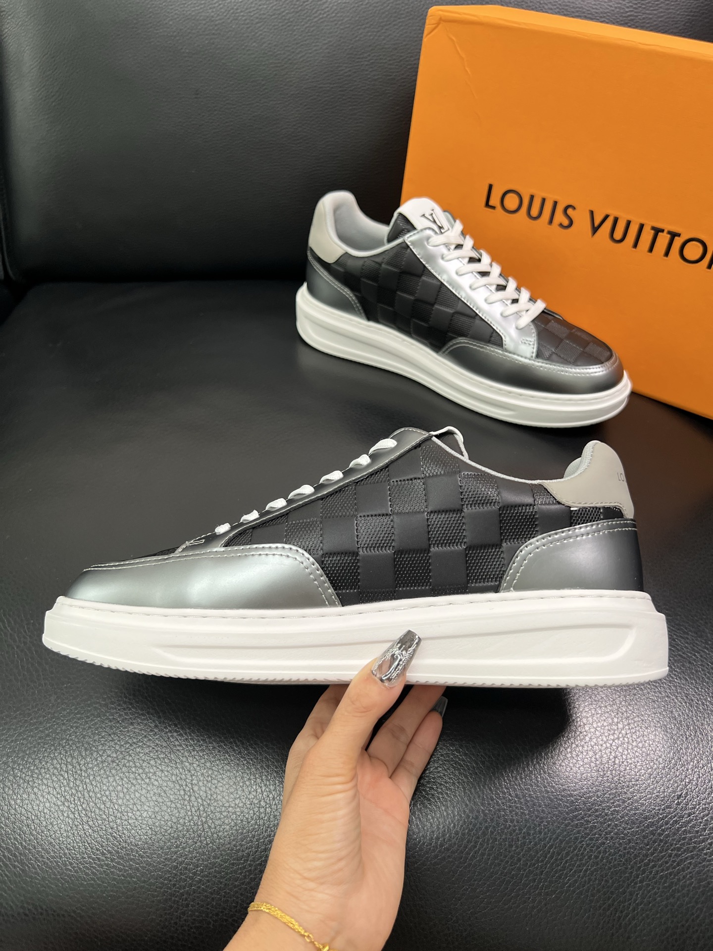 LV 高仿棋盤格黑灰男士運動鞋 潮流板鞋 百搭休閒款｜歐美奢侈品精品推薦