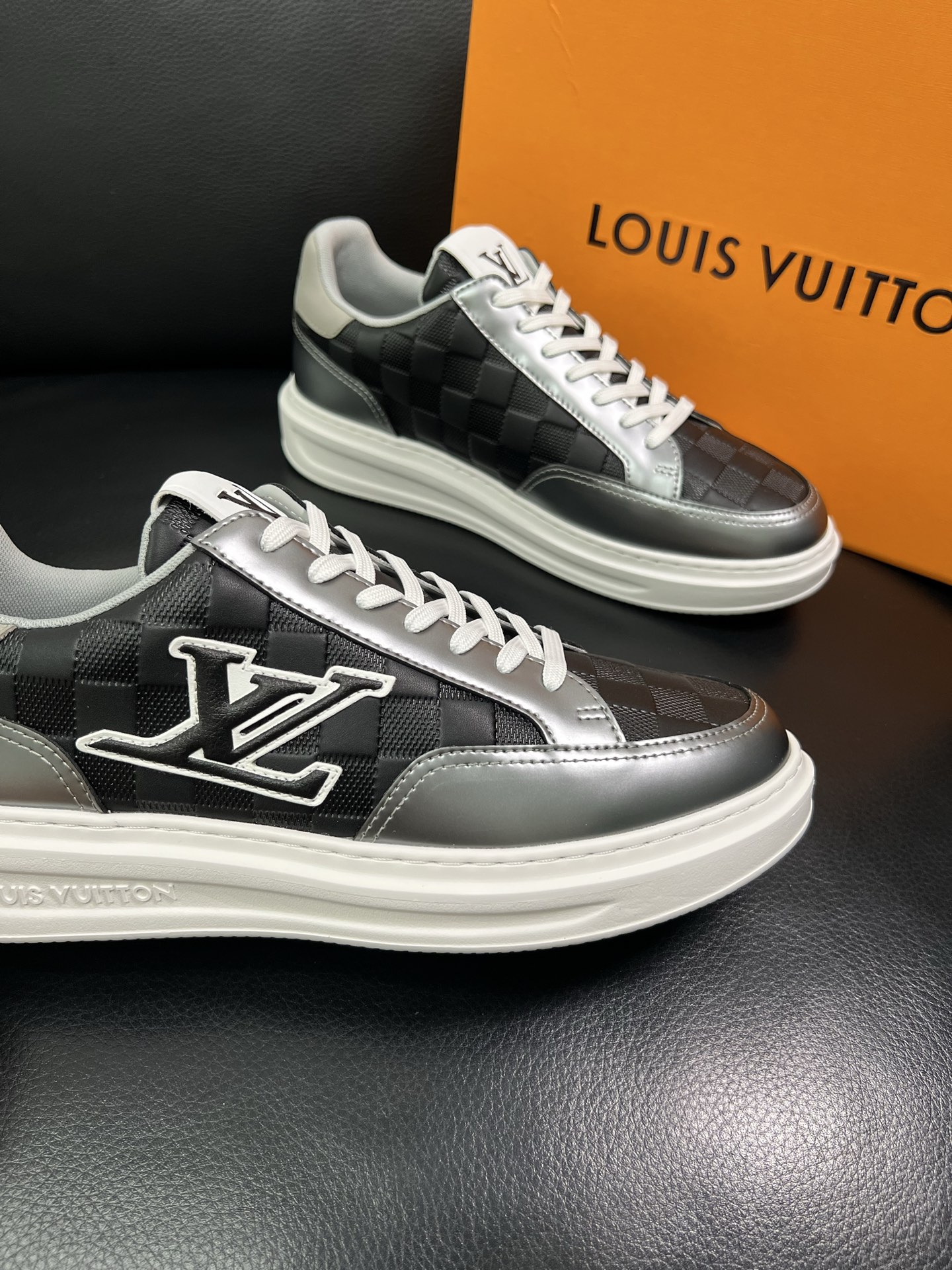LV 高仿棋盤格黑灰男士運動鞋 潮流板鞋 百搭休閒款｜歐美奢侈品精品推薦
