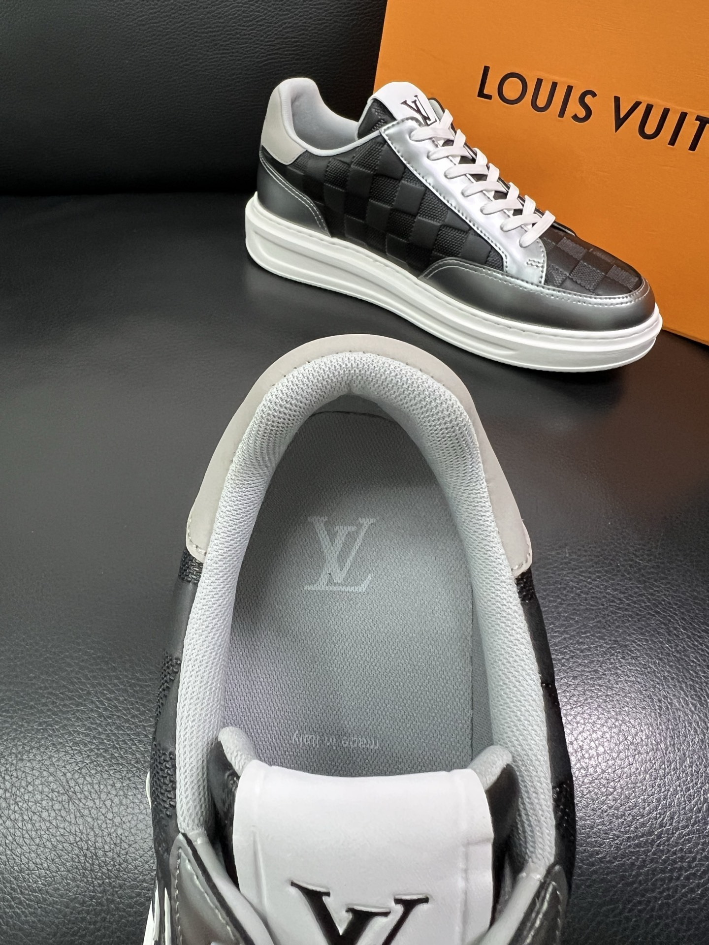 LV 高仿棋盤格黑灰男士運動鞋 潮流板鞋 百搭休閒款｜歐美奢侈品精品推薦