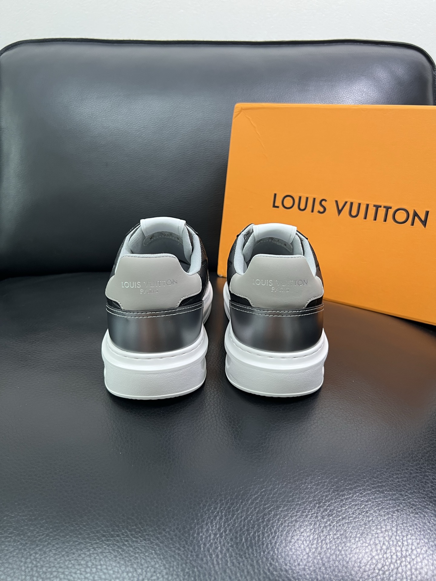 LV 高仿棋盤格黑灰男士運動鞋 潮流板鞋 百搭休閒款｜歐美奢侈品精品推薦