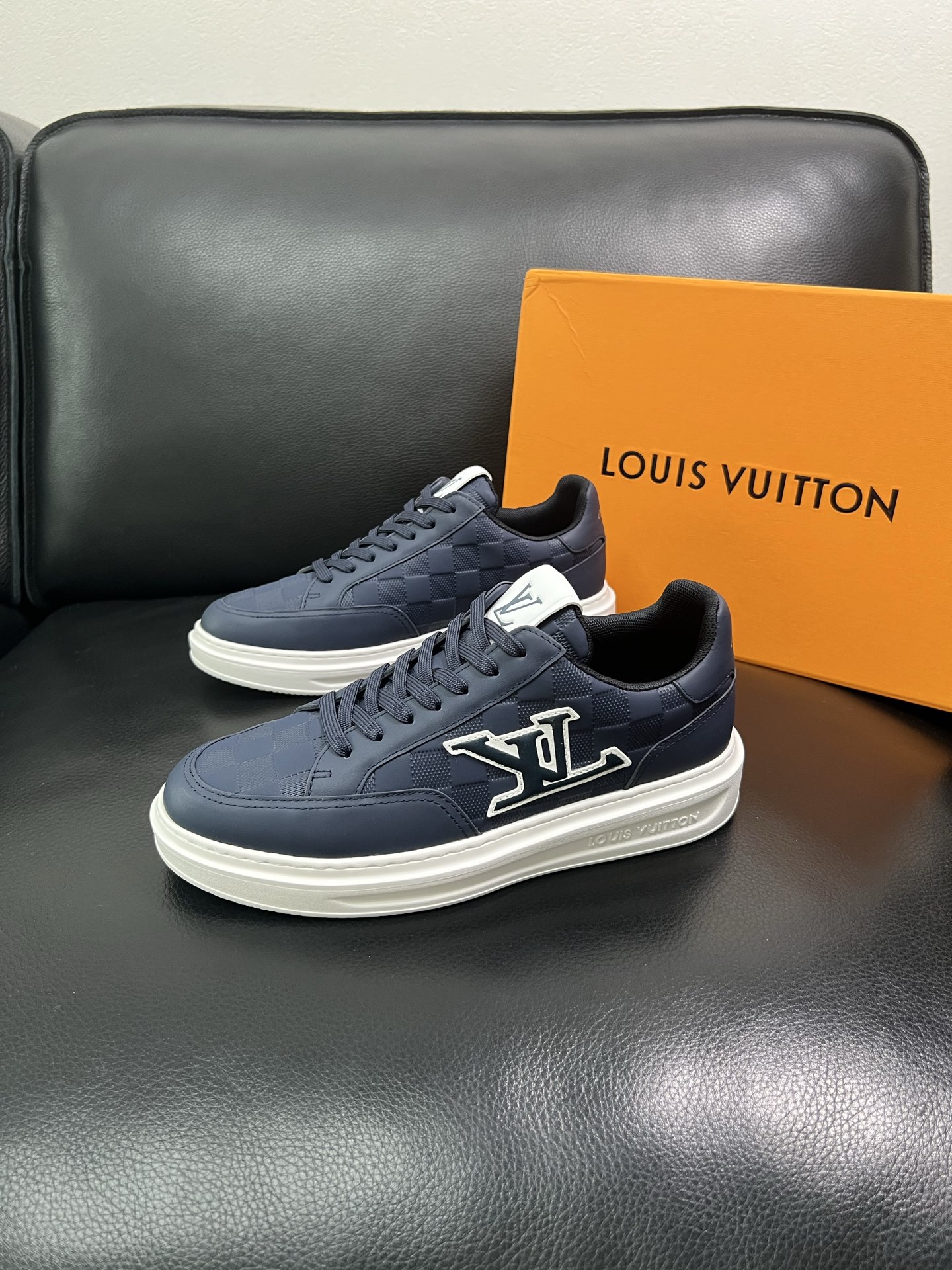 LV 高仿棋盤格藍色男士運動鞋 潮流休閒百搭板鞋｜歐美奢侈品精品推薦