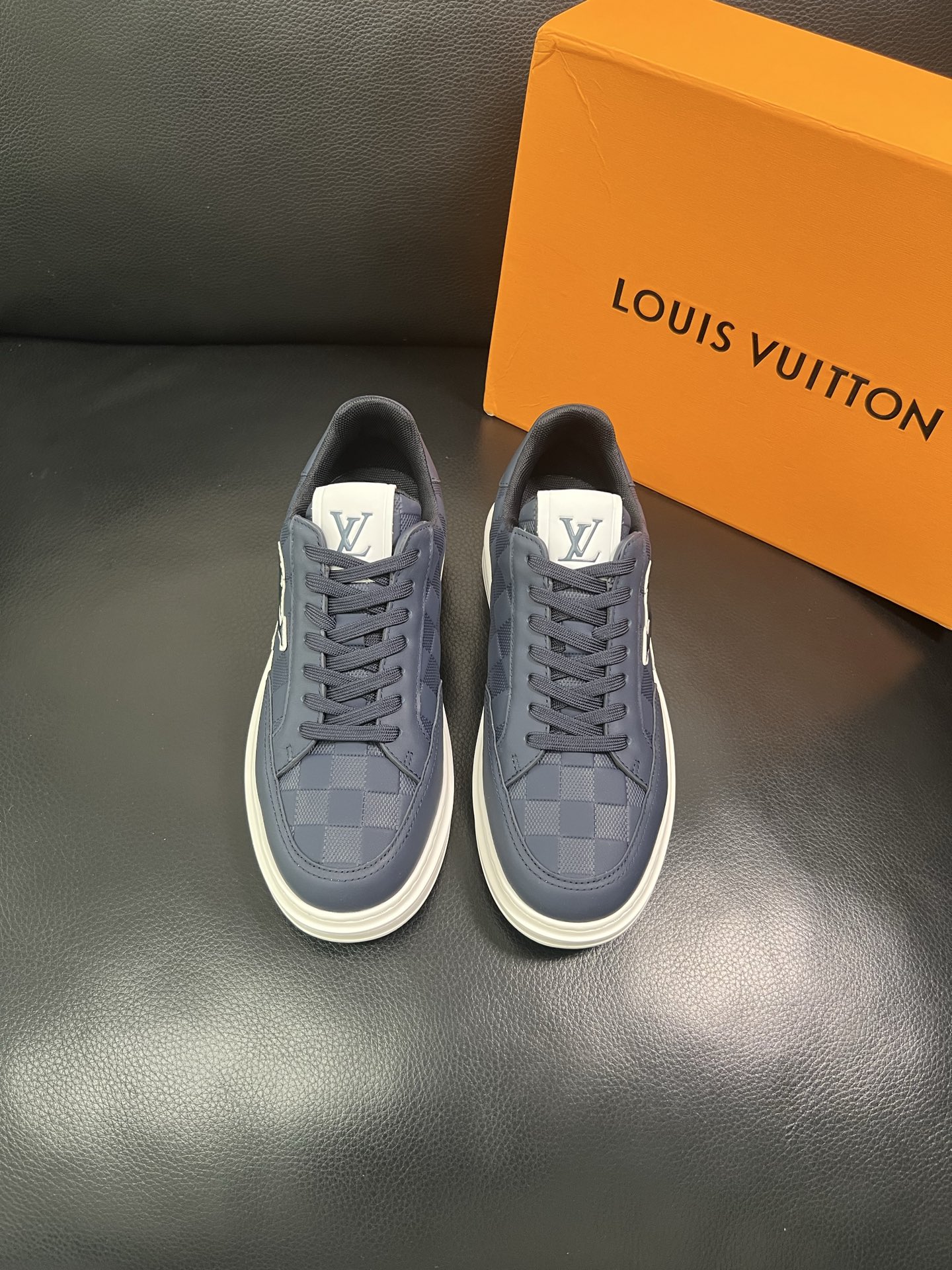 LV 高仿棋盤格藍色男士運動鞋 潮流休閒百搭板鞋｜歐美奢侈品精品推薦