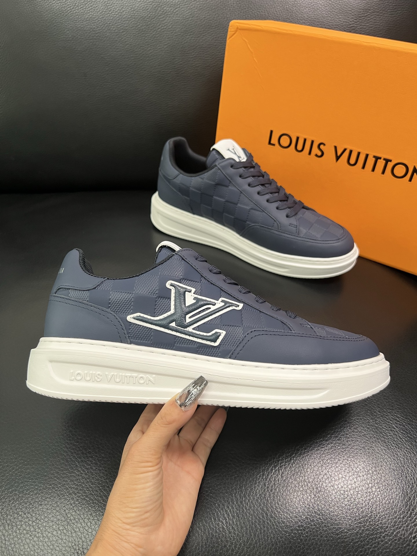 LV 高仿棋盤格藍色男士運動鞋 潮流休閒百搭板鞋｜歐美奢侈品精品推薦