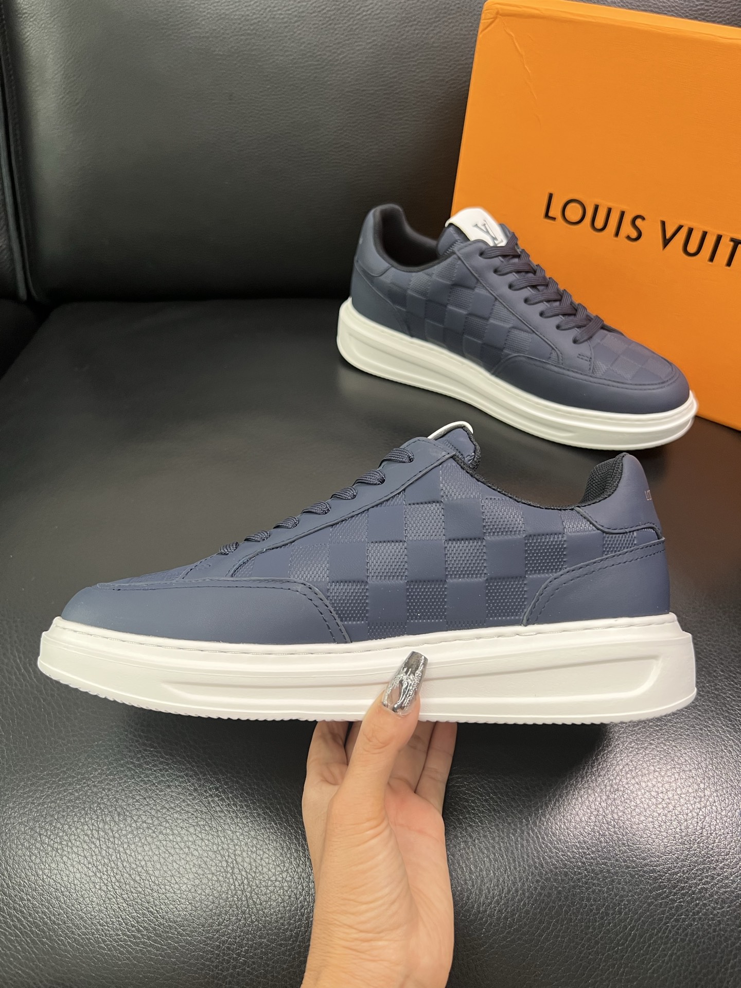 LV 高仿棋盤格藍色男士運動鞋 潮流休閒百搭板鞋｜歐美奢侈品精品推薦
