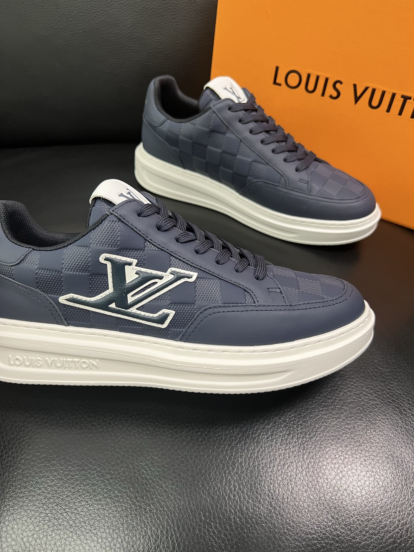 LV 高仿棋盤格藍色男士運動鞋 潮流休閒百搭板鞋｜歐美奢侈品精品推薦