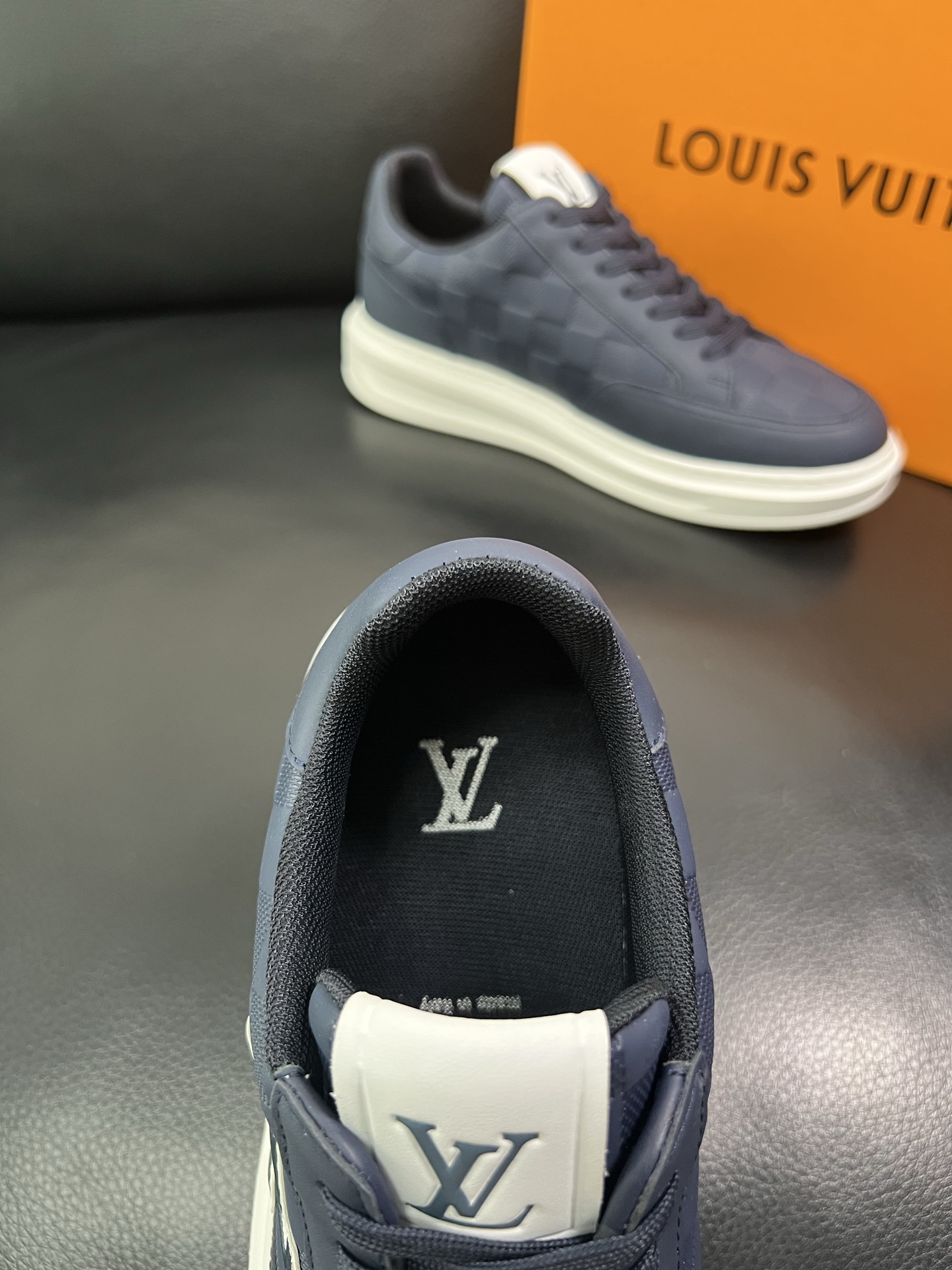 LV 高仿棋盤格藍色男士運動鞋 潮流休閒百搭板鞋｜歐美奢侈品精品推薦