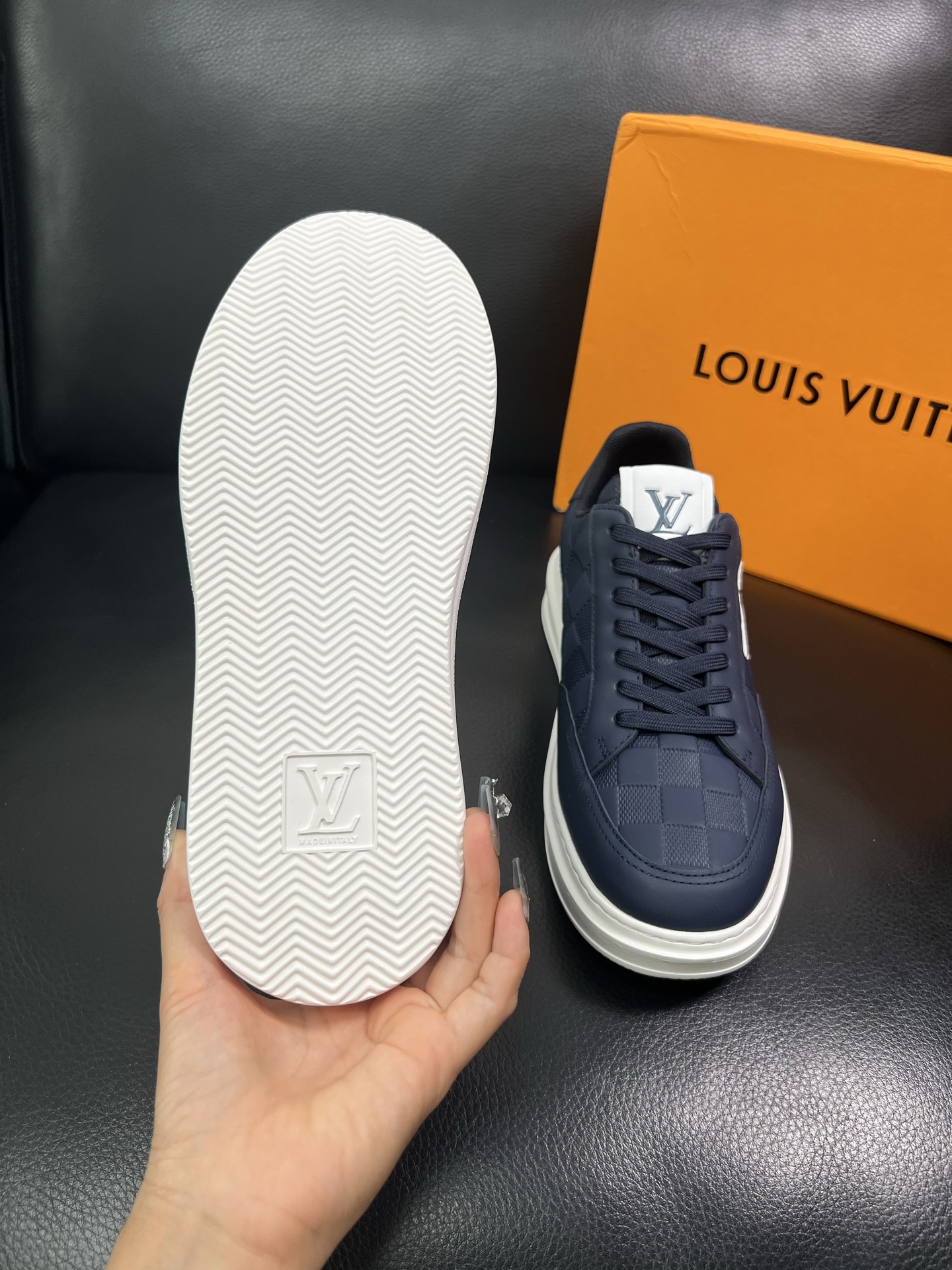 LV 高仿棋盤格藍色男士運動鞋 潮流休閒百搭板鞋｜歐美奢侈品精品推薦