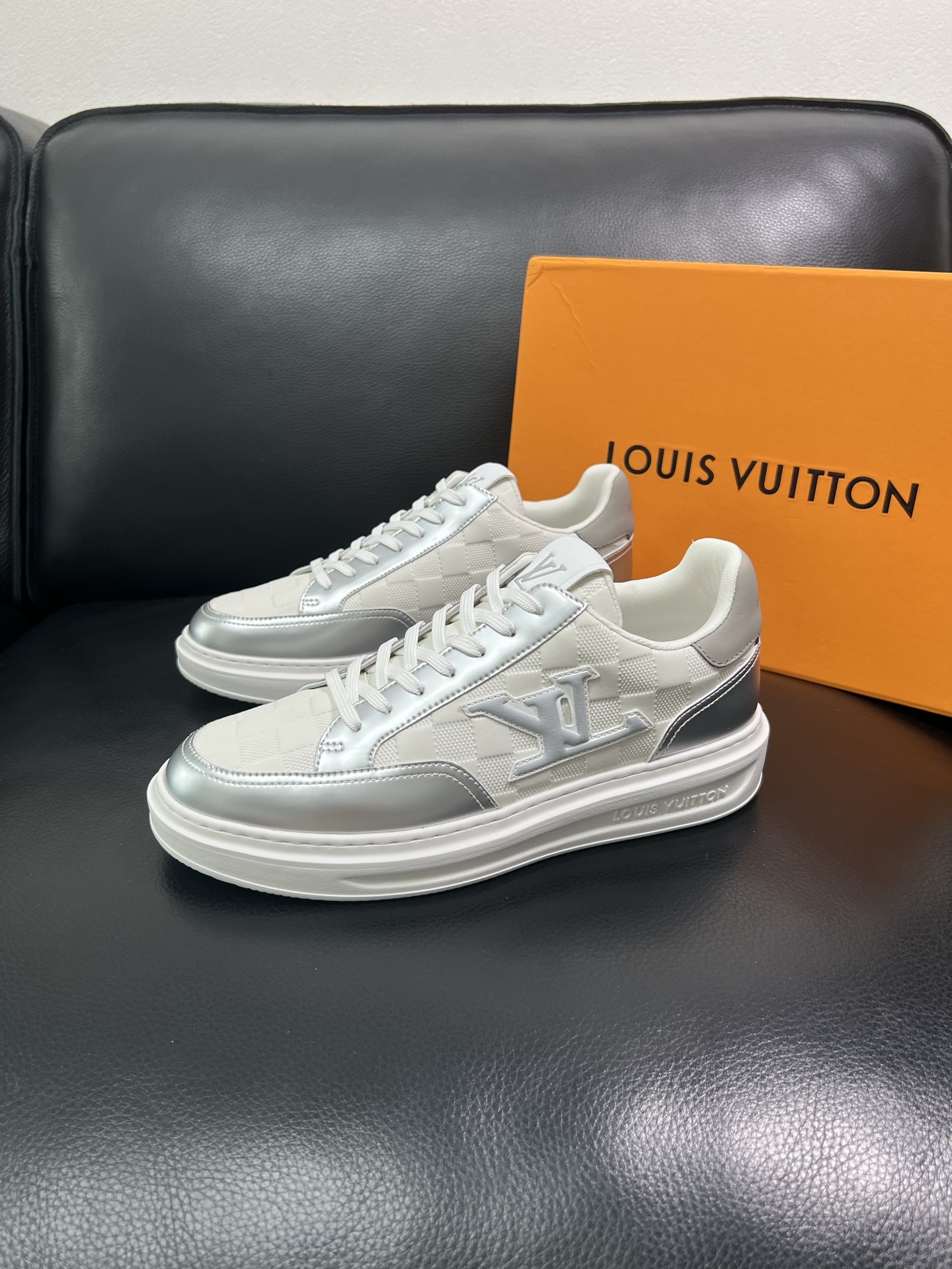 LV A貨棋盤格銀白運動鞋 男士休閒潮流板鞋｜歐美奢侈品精品推薦