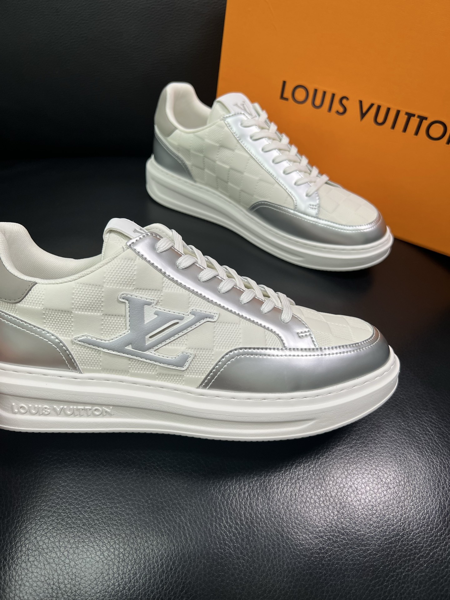 LV A貨棋盤格銀白運動鞋 男士休閒潮流板鞋｜歐美奢侈品精品推薦