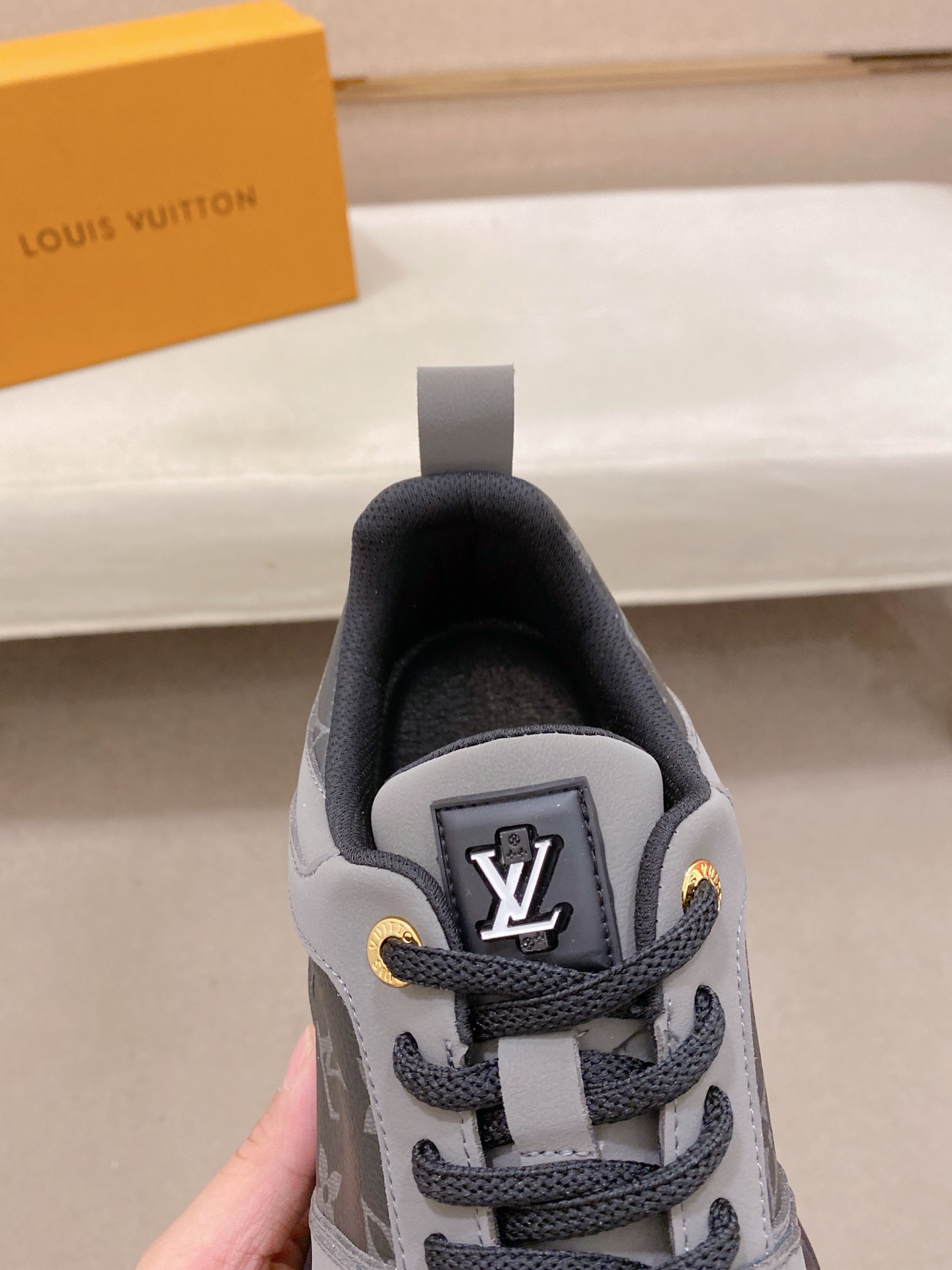 LV 高仿男士運動鞋灰色氣墊設計潮流百搭款｜歐美奢侈品精品推薦