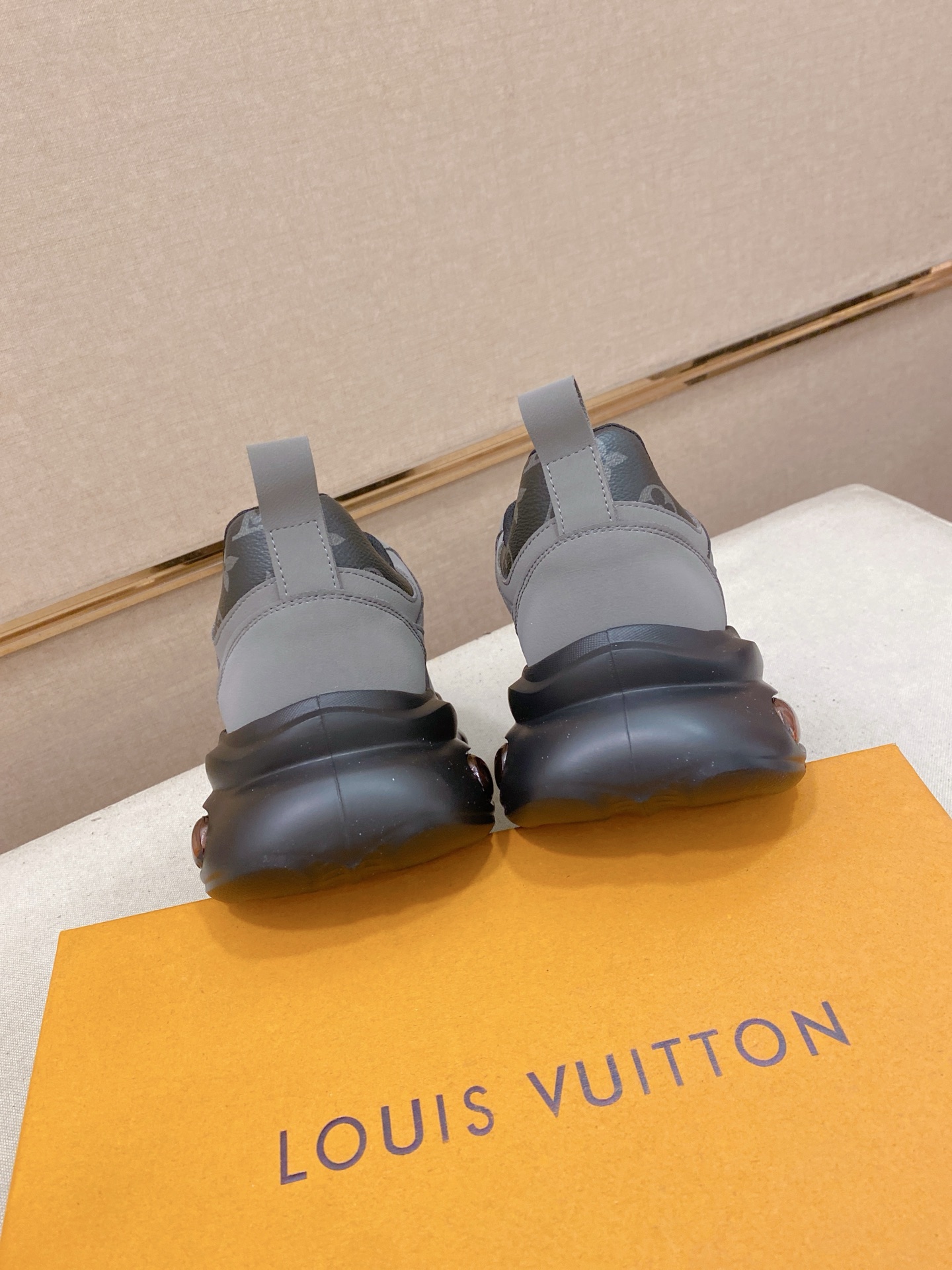 LV 高仿男士運動鞋灰色氣墊設計潮流百搭款｜歐美奢侈品精品推薦