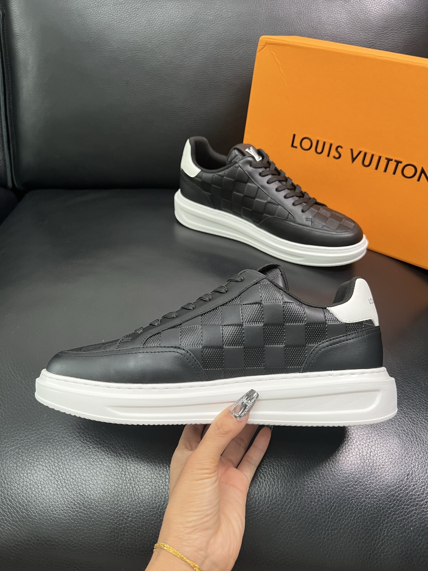 LV 原單棋盤格黑色運動鞋 男士時尚百搭板鞋｜歐美奢侈品精品推薦