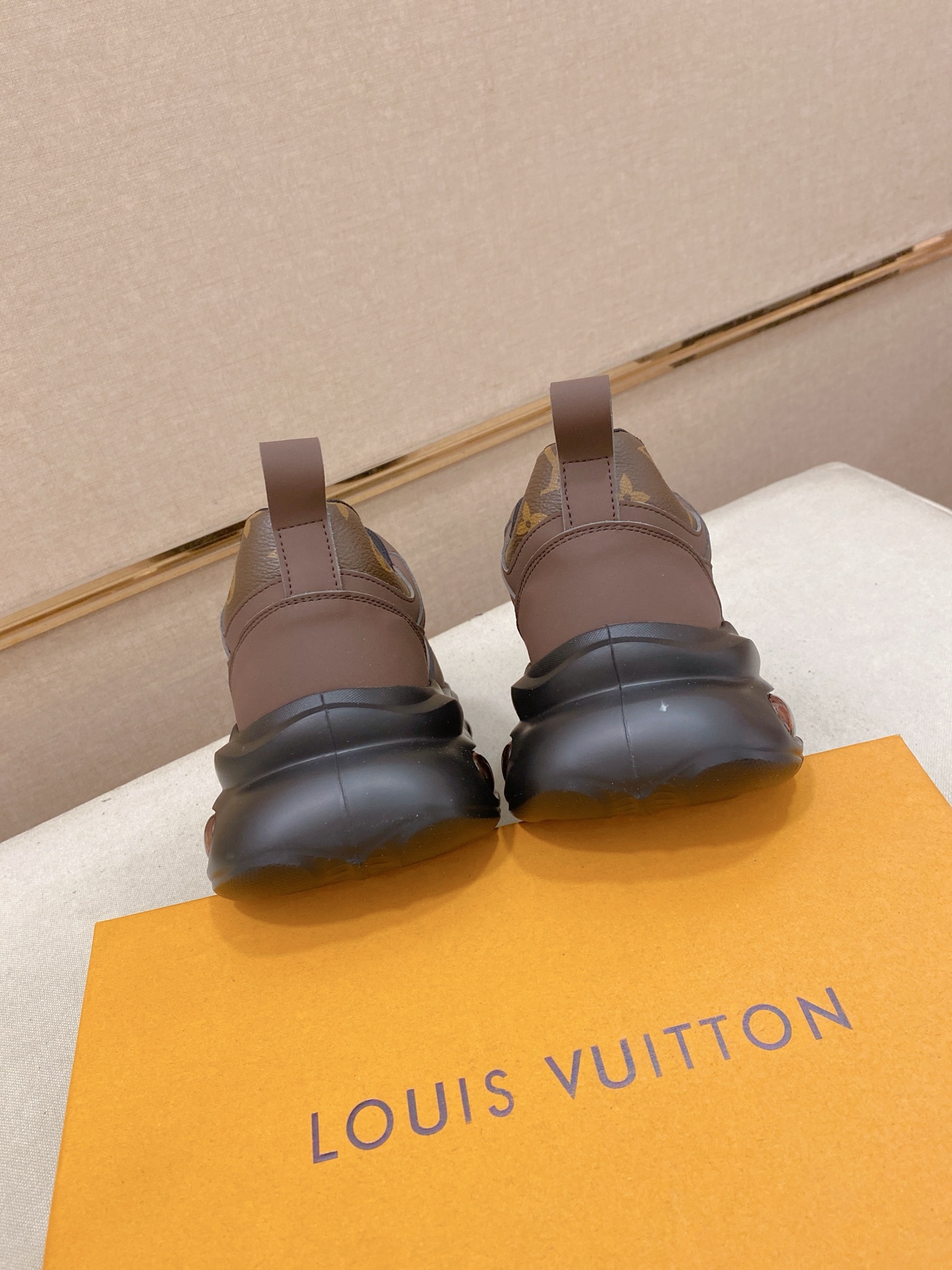 LV 一比一男士運動鞋棕色氣墊經典百搭潮流款｜歐美奢侈品精品推薦