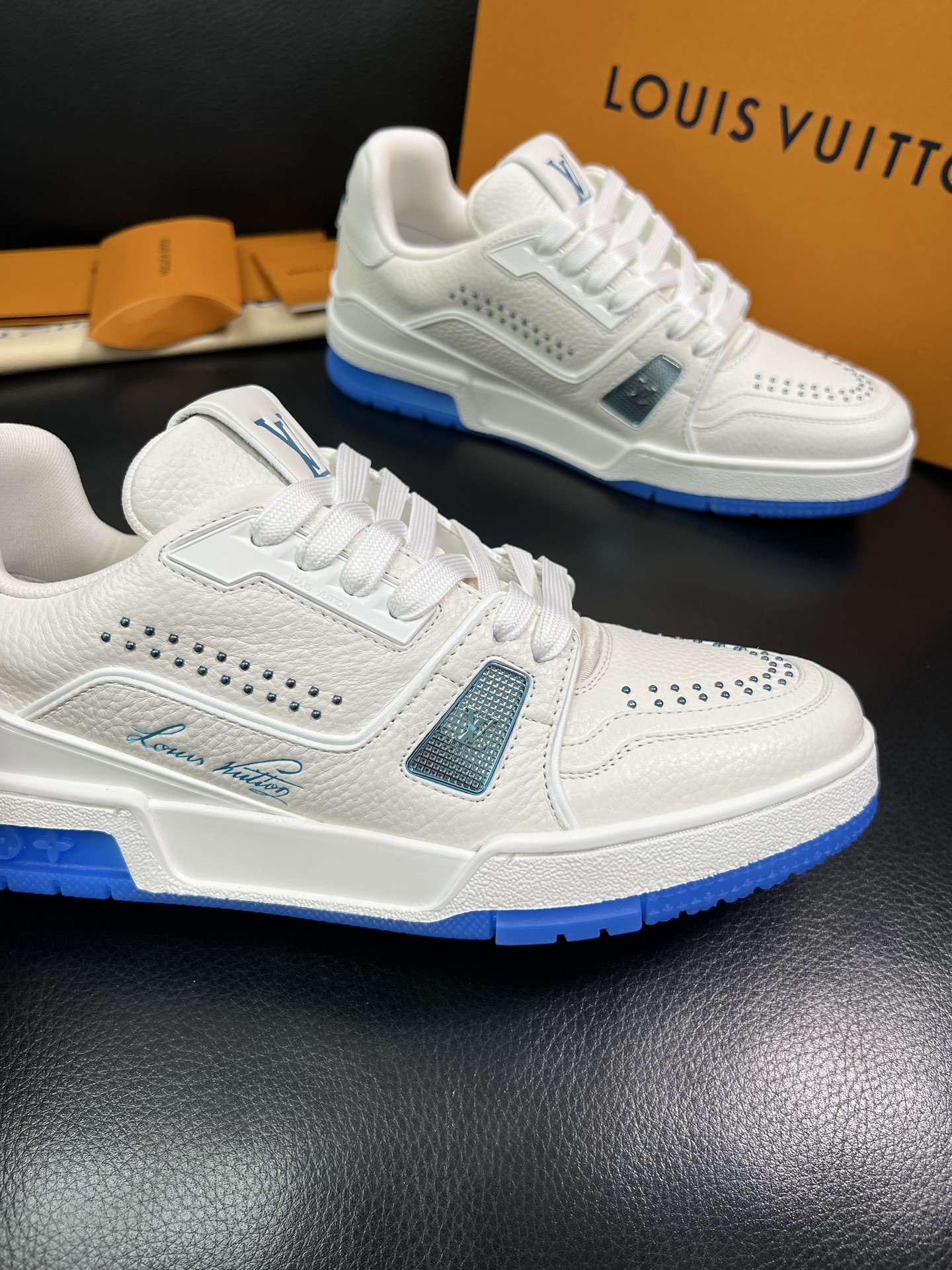 LV 高仿白藍運動鞋 男士活力拼色休閒板鞋｜歐美奢侈品精品推薦