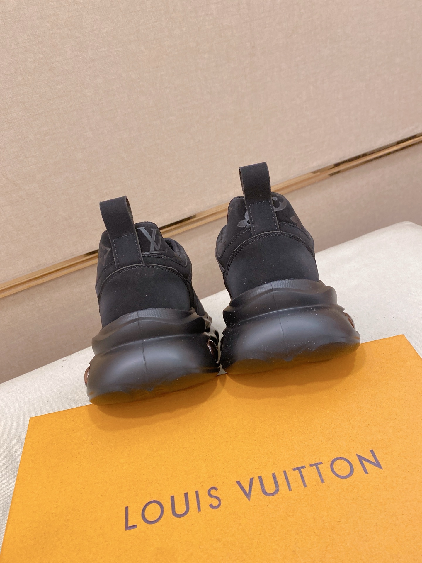 LV 高仿男士運動鞋黑色氣墊經典百搭潮流款｜歐美奢侈品精品推薦