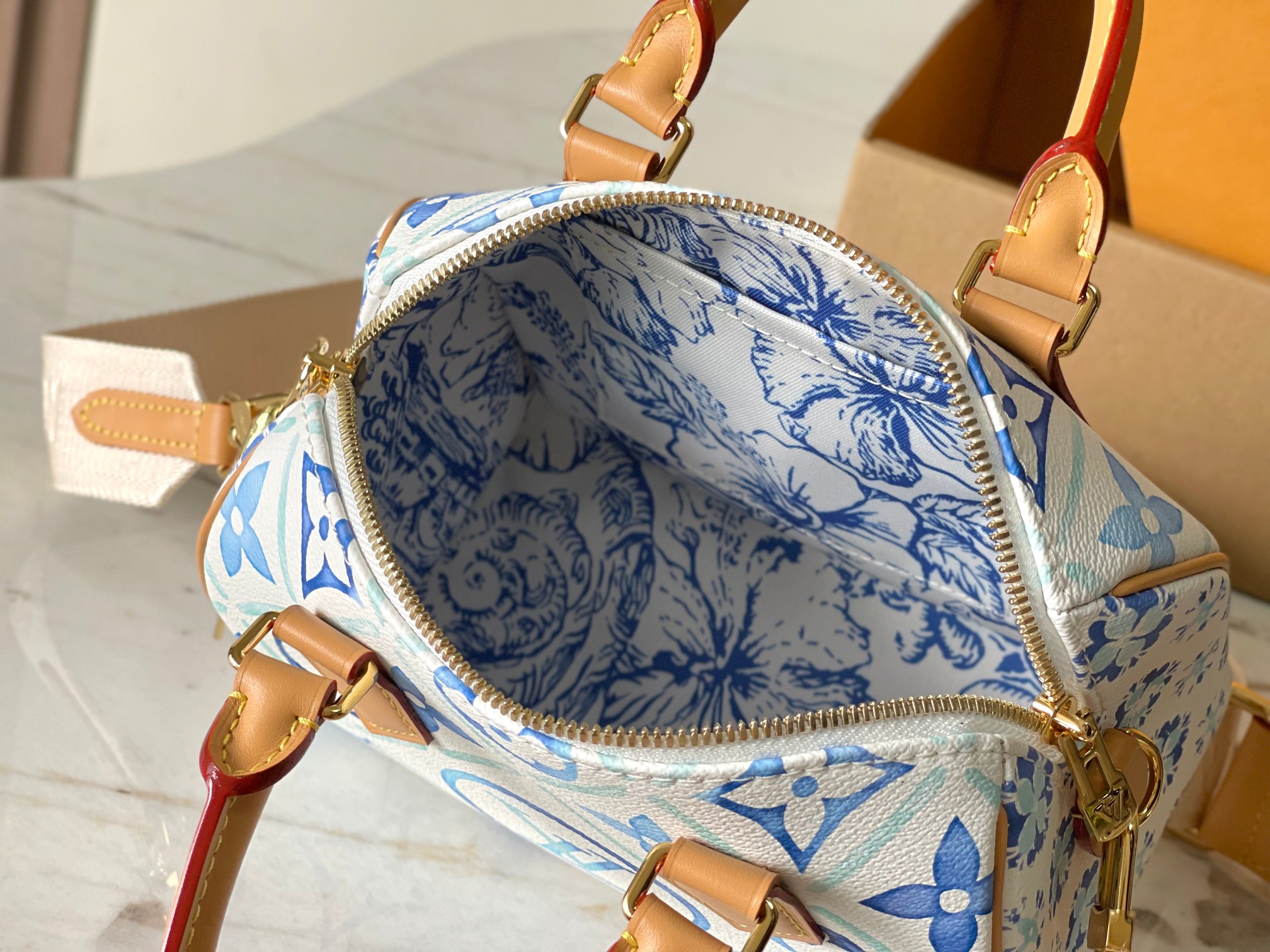 LV 一比一 Monogram 手提包 優雅藍白花紋 經典百搭款｜歐美奢侈品精品推薦