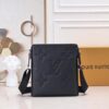 LV 高仿 Monogram 壓紋斜挎包 黑色百搭 男士專用｜歐美奢侈品精品推薦