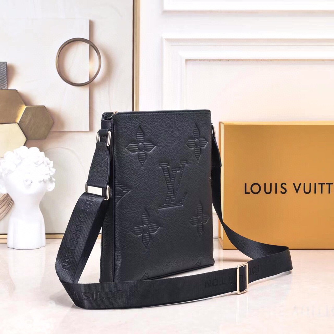 LV 高仿 Monogram 壓紋斜挎包 黑色百搭 男士專用｜歐美奢侈品精品推薦
