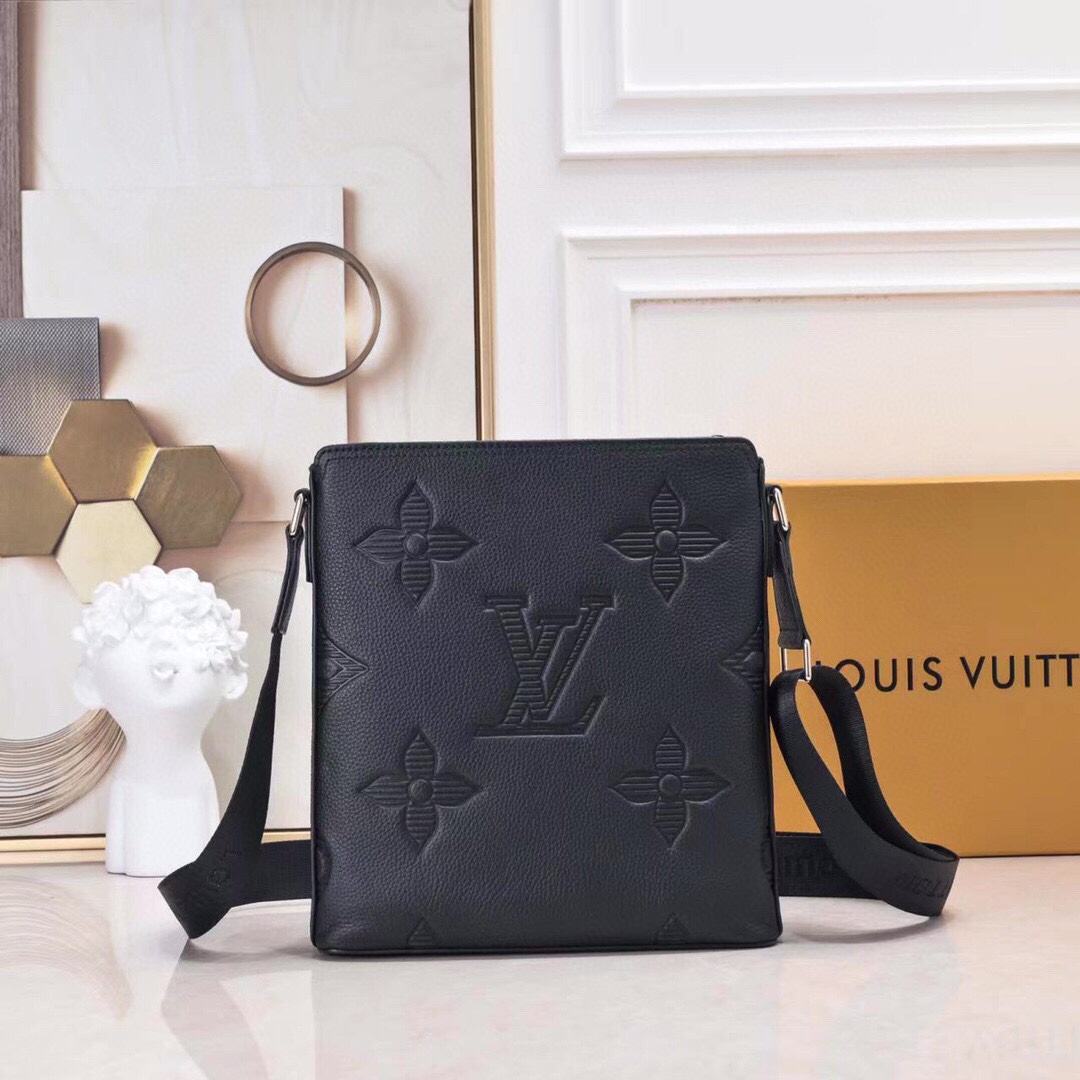 LV 高仿 Monogram 壓紋斜挎包 黑色百搭 男士專用｜歐美奢侈品精品推薦