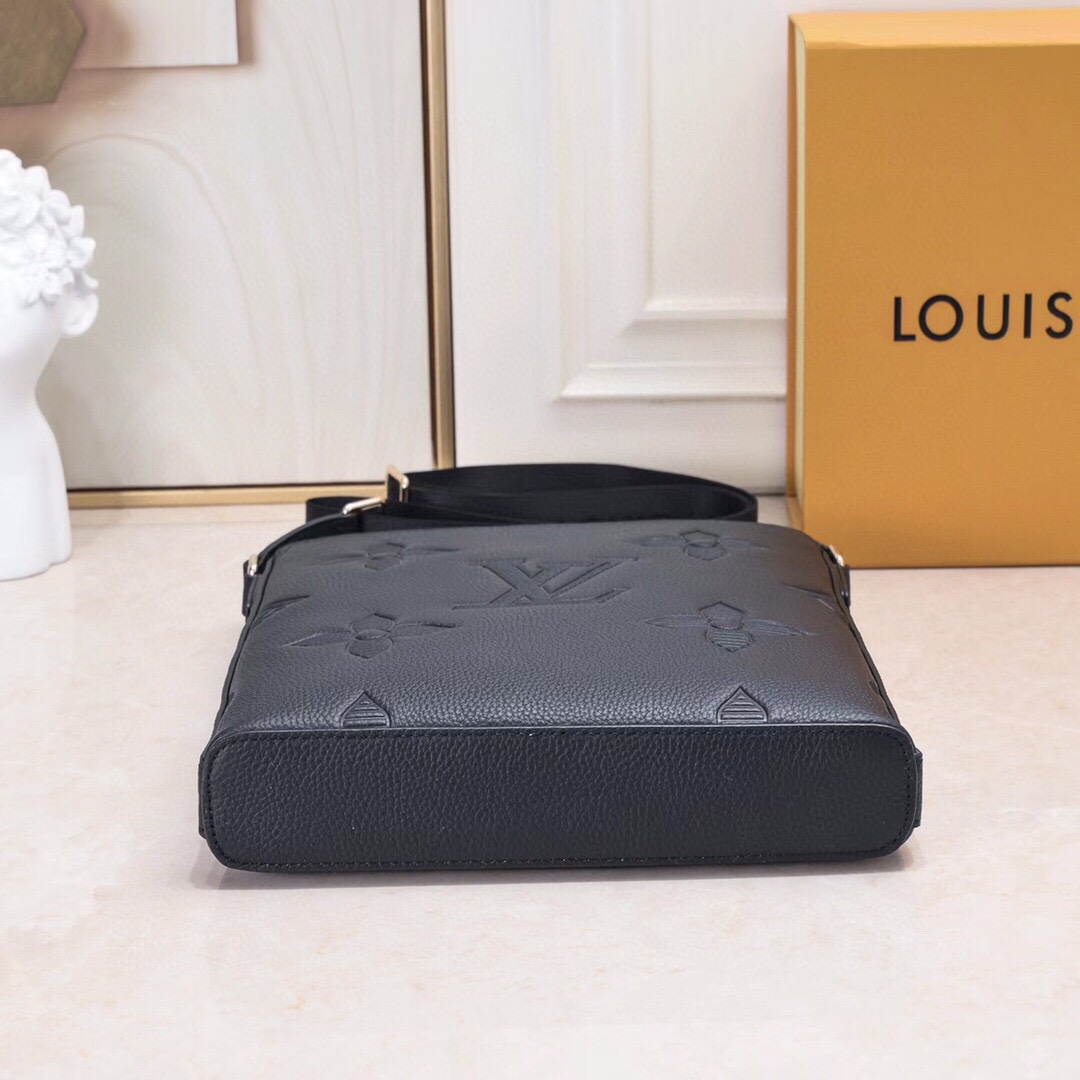 LV 高仿 Monogram 壓紋斜挎包 黑色百搭 男士專用｜歐美奢侈品精品推薦