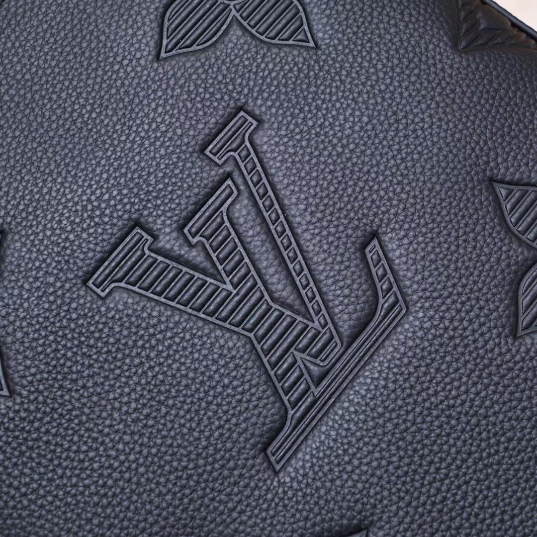 LV 高仿 Monogram 壓紋斜挎包 黑色百搭 男士專用｜歐美奢侈品精品推薦