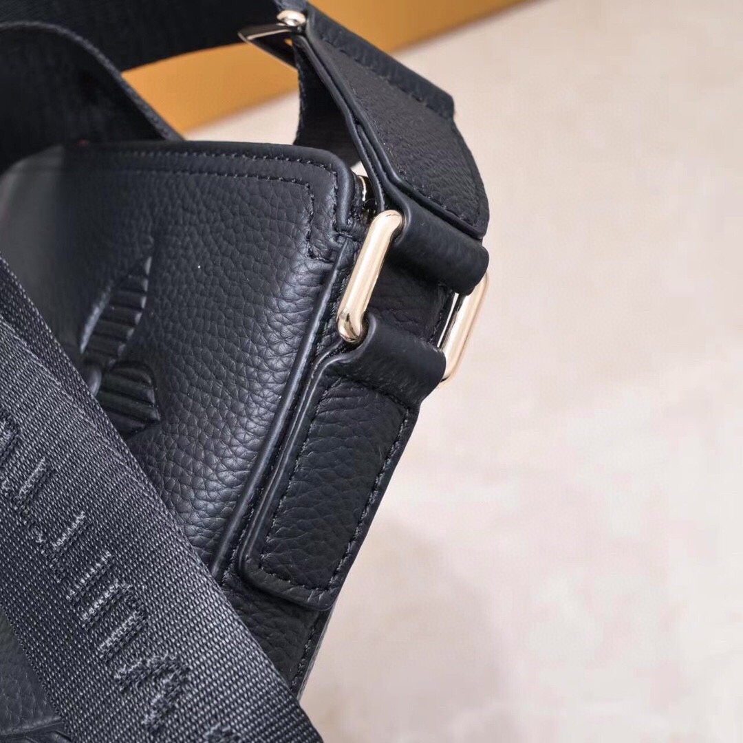 LV 高仿 Monogram 壓紋斜挎包 黑色百搭 男士專用｜歐美奢侈品精品推薦