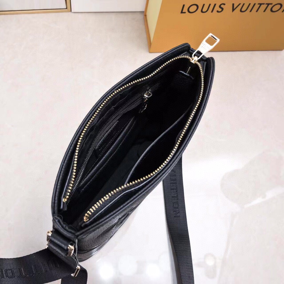 LV 高仿 Monogram 壓紋斜挎包 黑色百搭 男士專用｜歐美奢侈品精品推薦