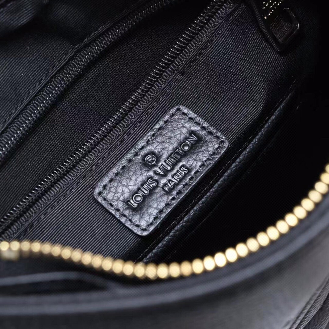 LV 高仿 Monogram 壓紋斜挎包 黑色百搭 男士專用｜歐美奢侈品精品推薦