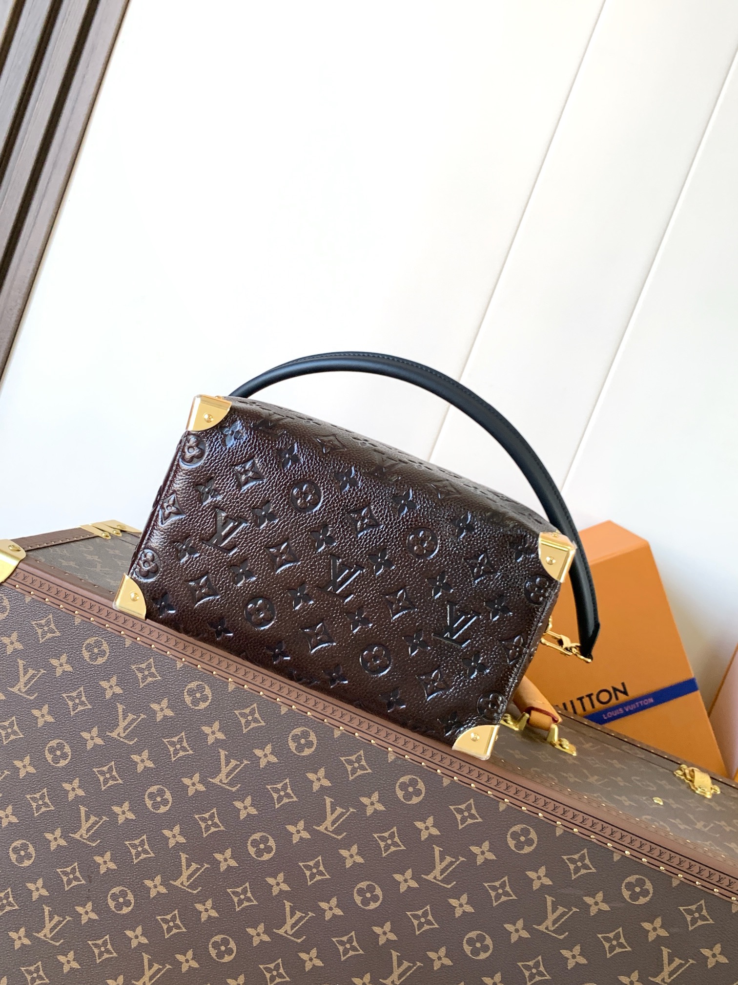 LV 精品仿製 Monogram 壓紋手提包 深棕黑拼 時尚氣質款｜歐美奢侈品精品推薦