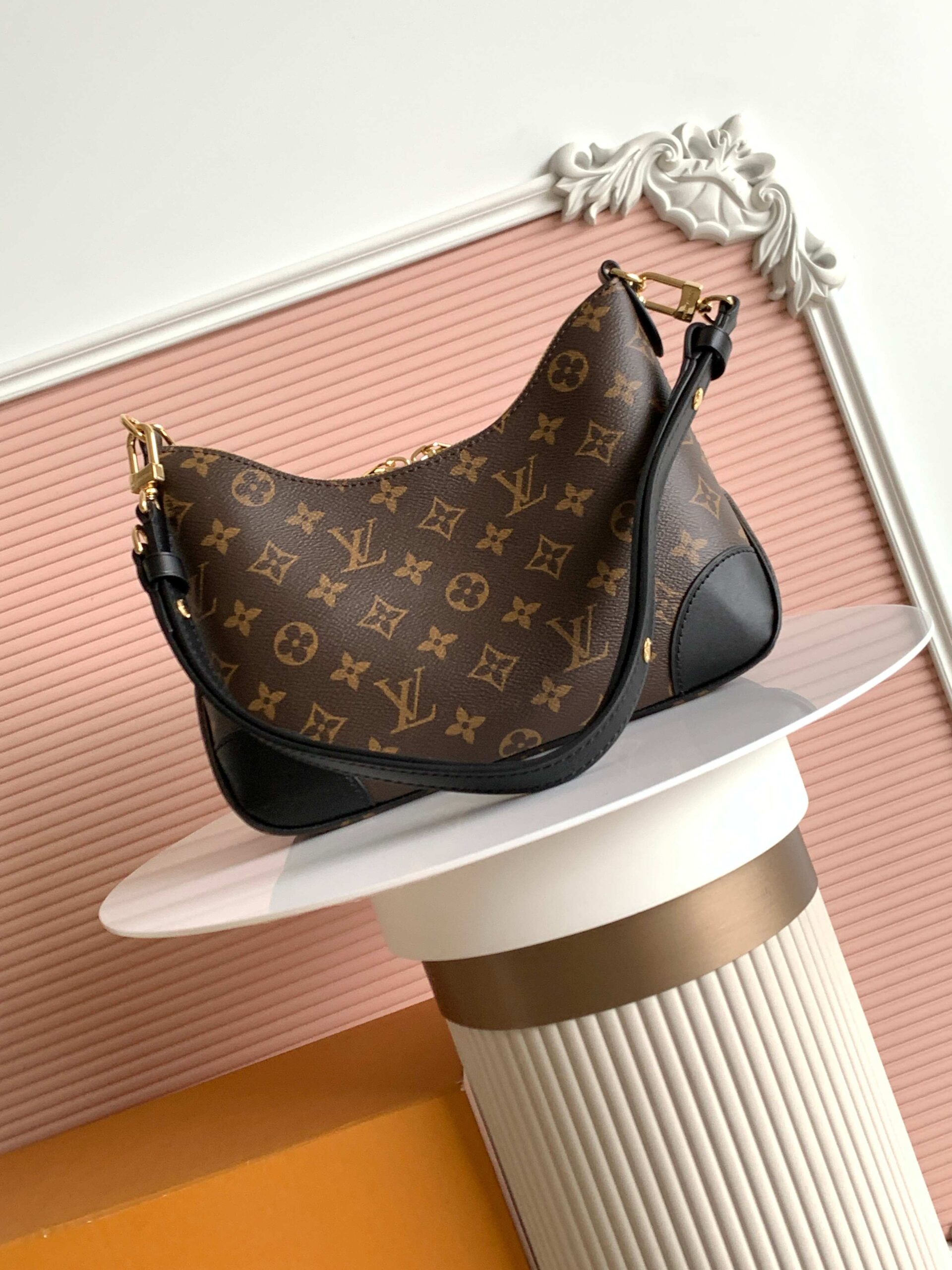 LV 高仿 Monogram 鏈條肩背包 黑色拼皮款｜歐美奢侈品精品推薦