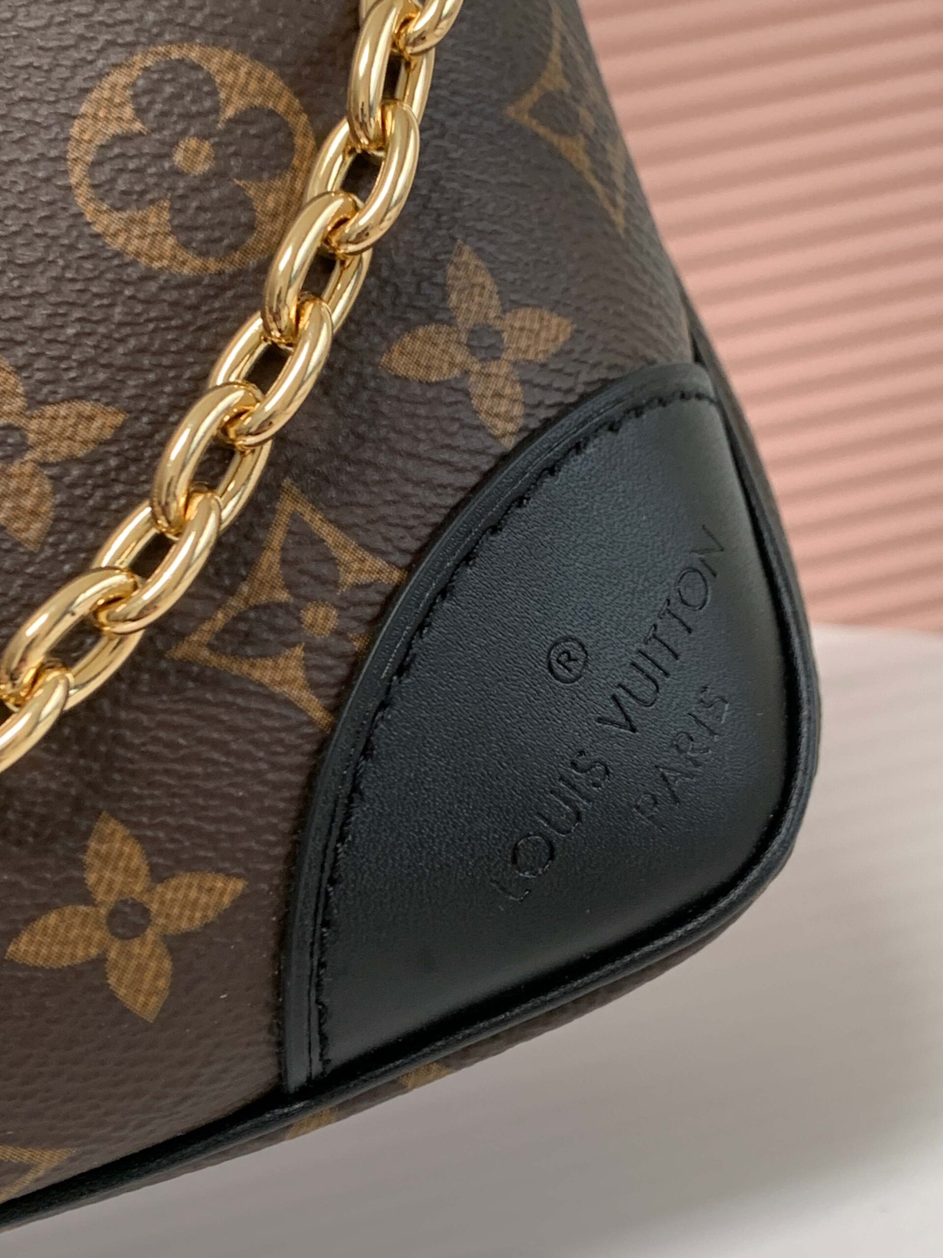LV 高仿 Monogram 鏈條肩背包 黑色拼皮款｜歐美奢侈品精品推薦