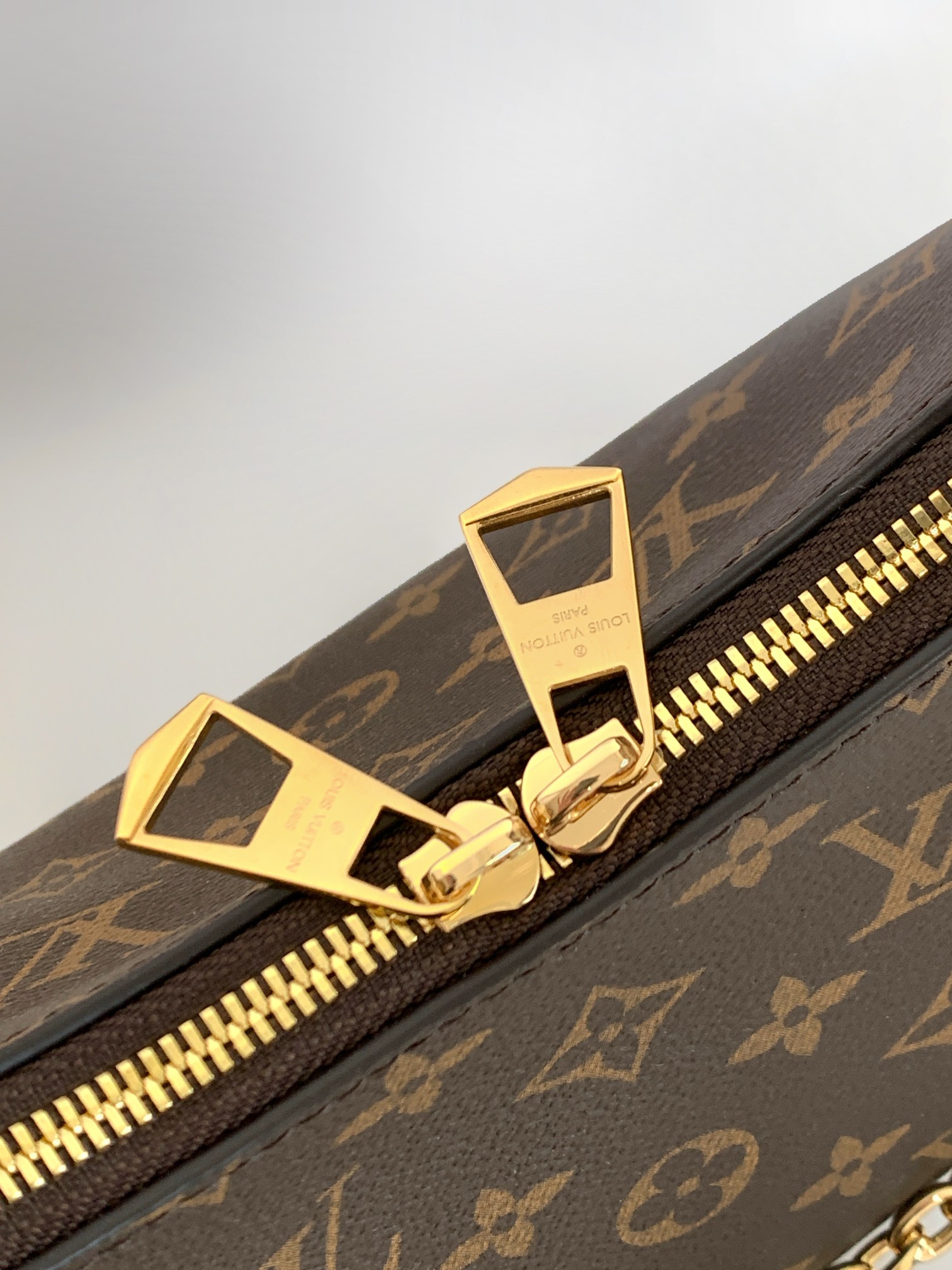 LV 高仿 Monogram 鏈條肩背包 黑色拼皮款｜歐美奢侈品精品推薦